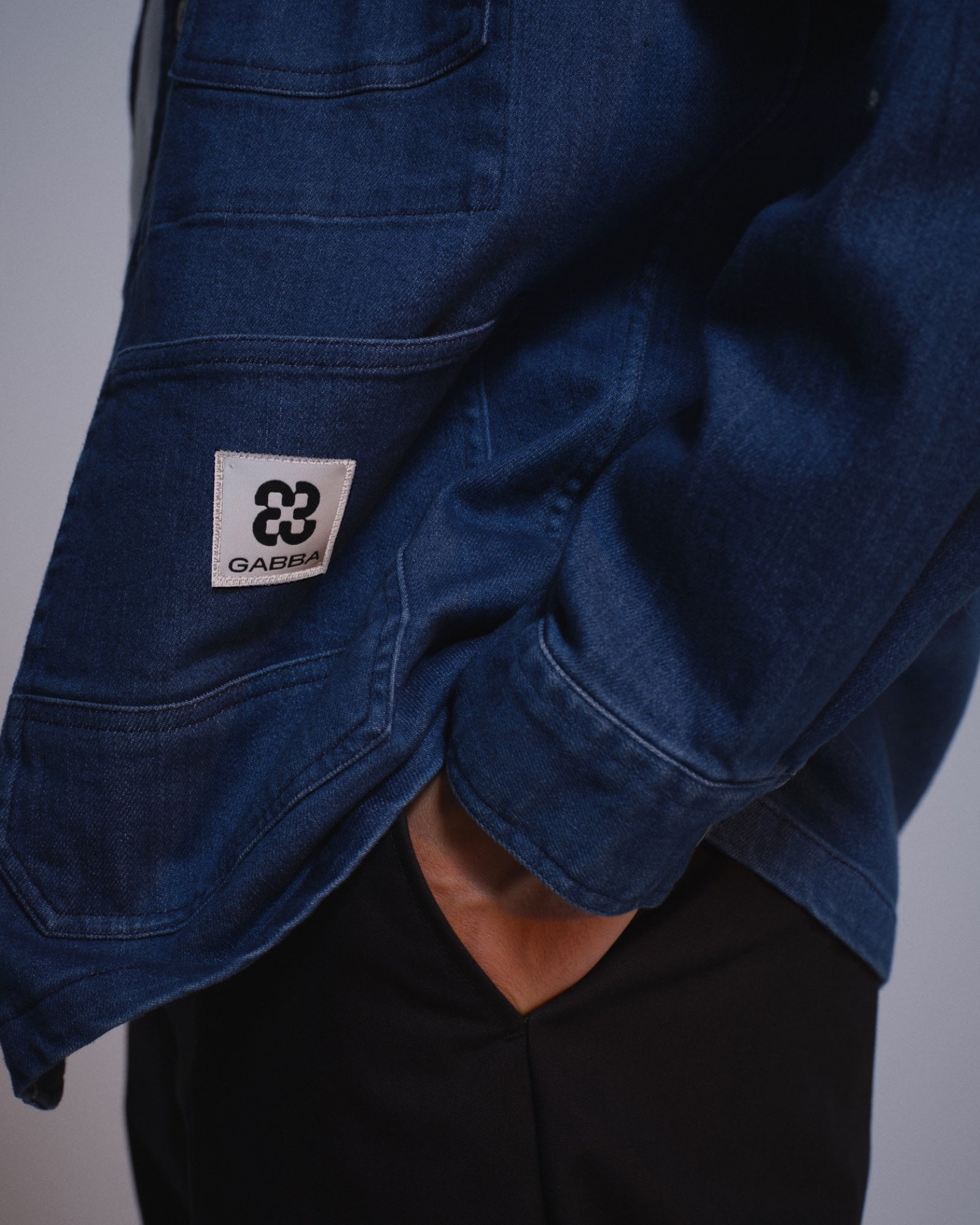 Gabba Beta Denim LS overshirt i midblå denim, langærmet overshirt med klassisk denimlook og synlige sømme.