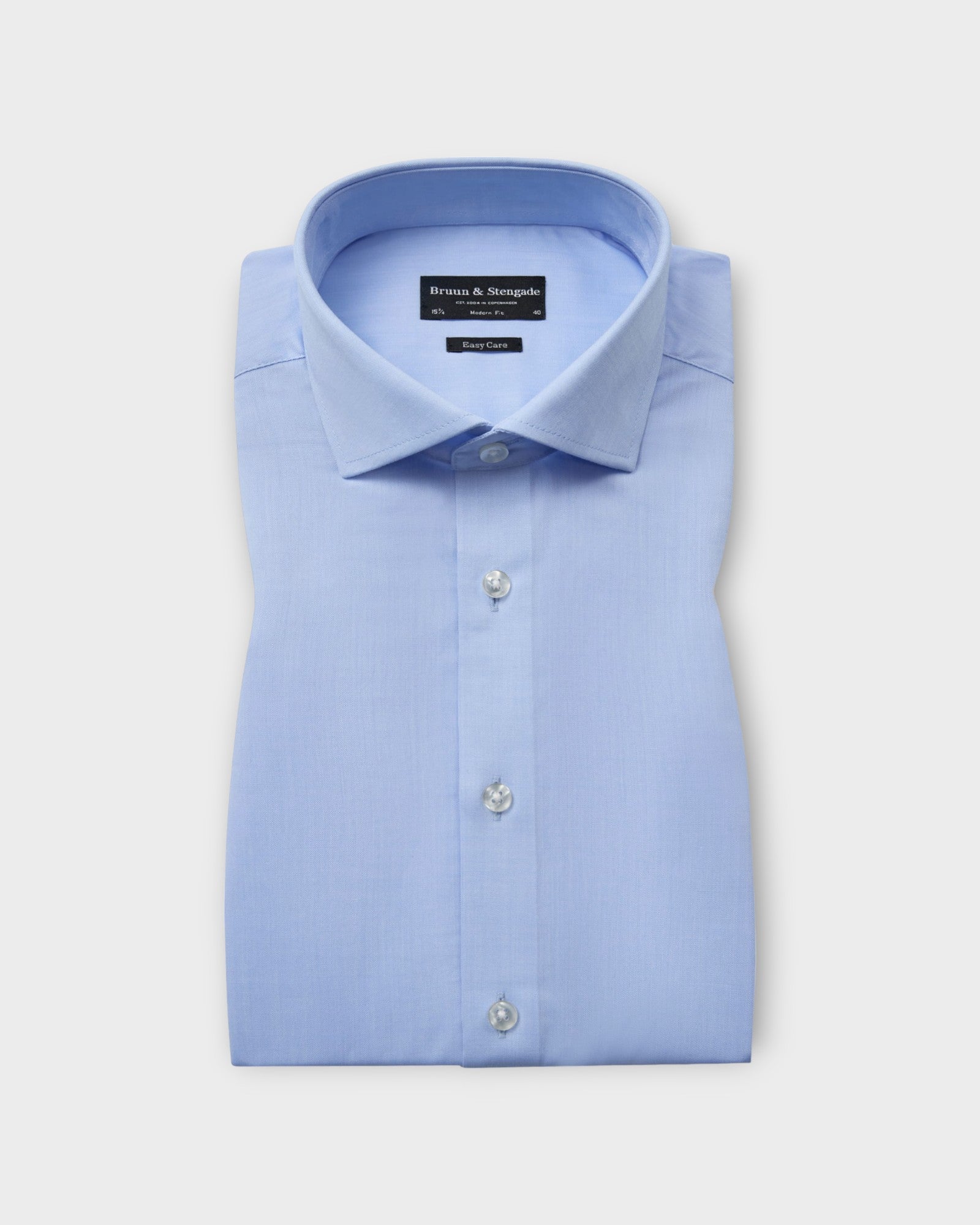 Barnes Modern Fit Shirt Light Blue - Lyseblå Bruun og Stengade Herre Skjorte. Her set forfra.