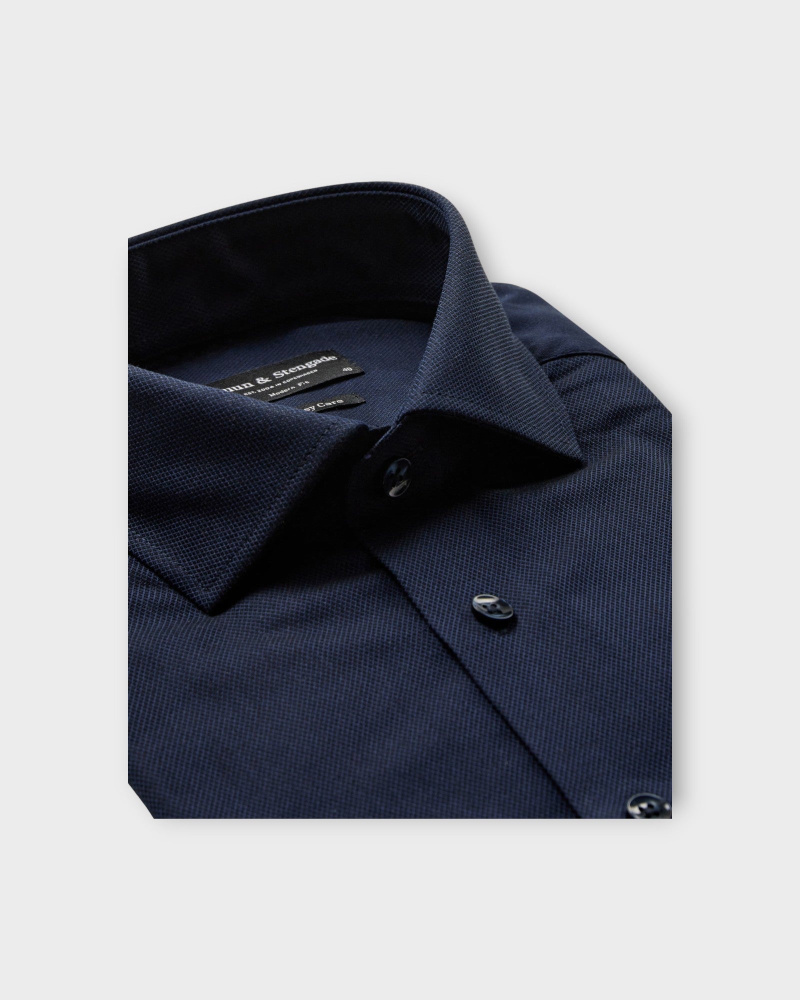 Carmelo Modern Fit Shirt Navy - Mørkeblå Bruun og Stengade Skjorte til Mænd. Her set i closeup.