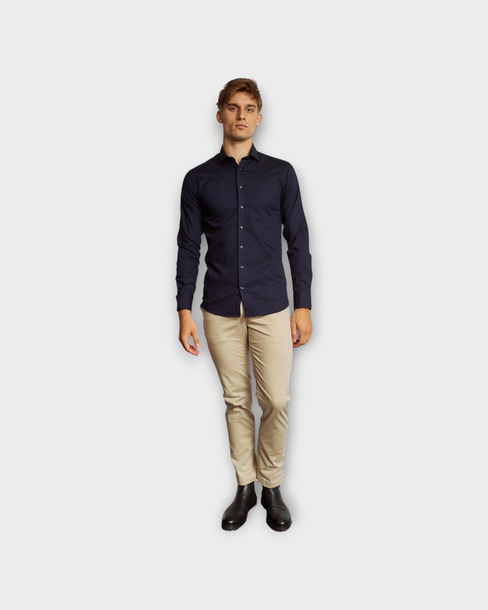 Carmelo Modern Fit Shirt Navy - Mørkeblå Bruun og Stengade Skjorte til Mænd. Her st på model forfra.