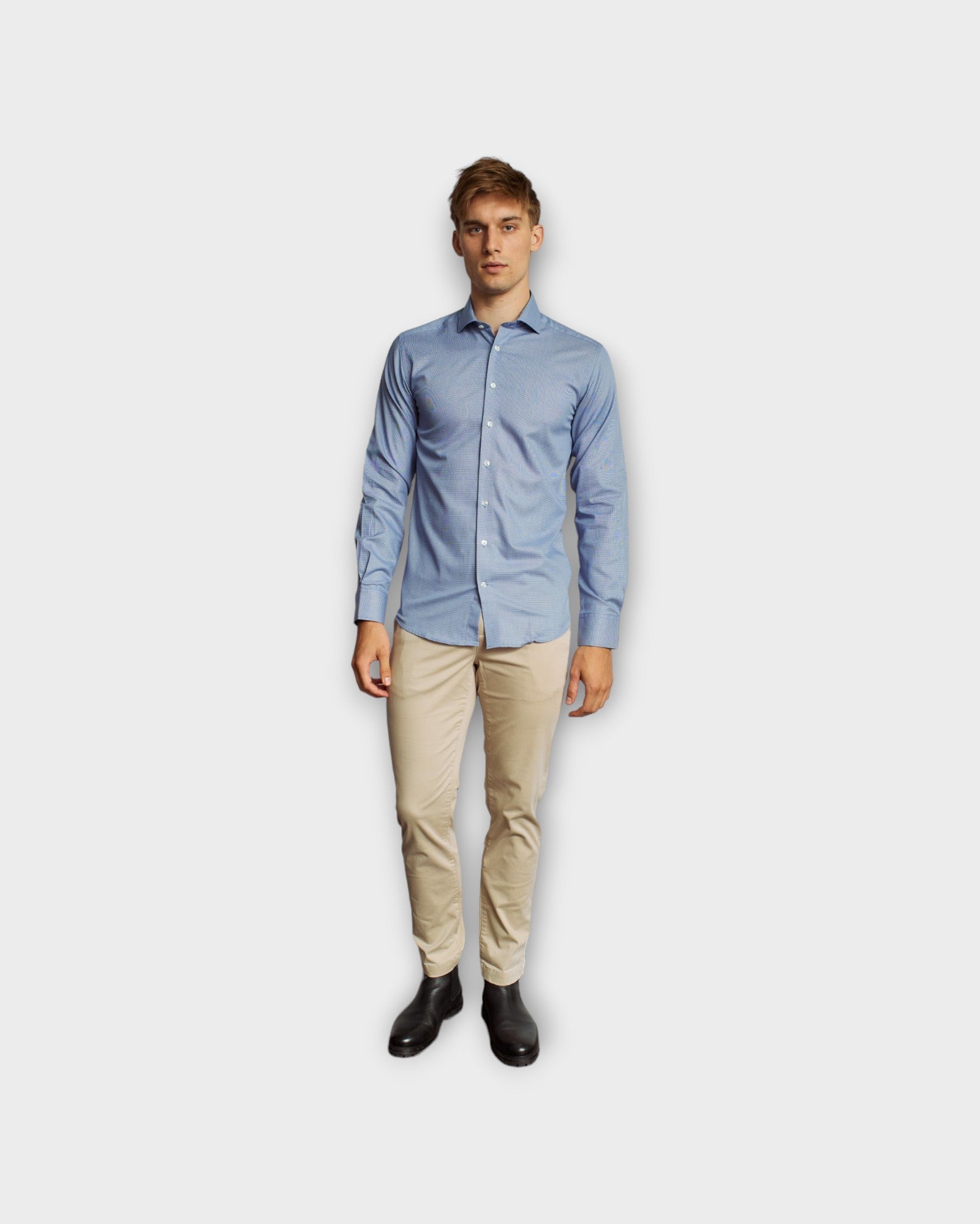 Devin Modern Fit Shirt Blue - Blå Bruun og Stengade Skjorte til Mænd. Her set på model forfra.