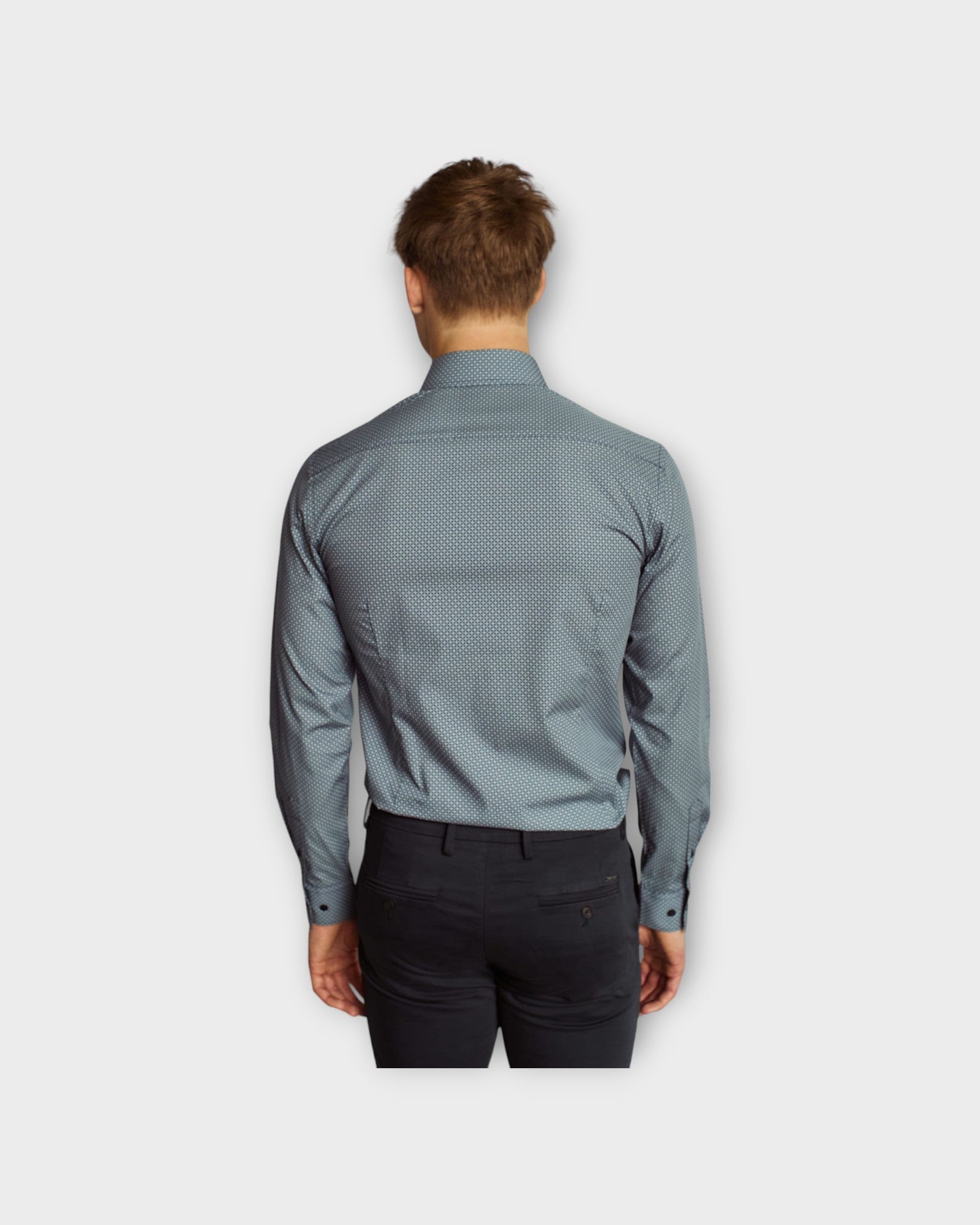 Dwight Modern Fit Shirt Dark Blue - Blå Printet Bruun og Stengade Herre Skjorte. Her set på model bagfra.