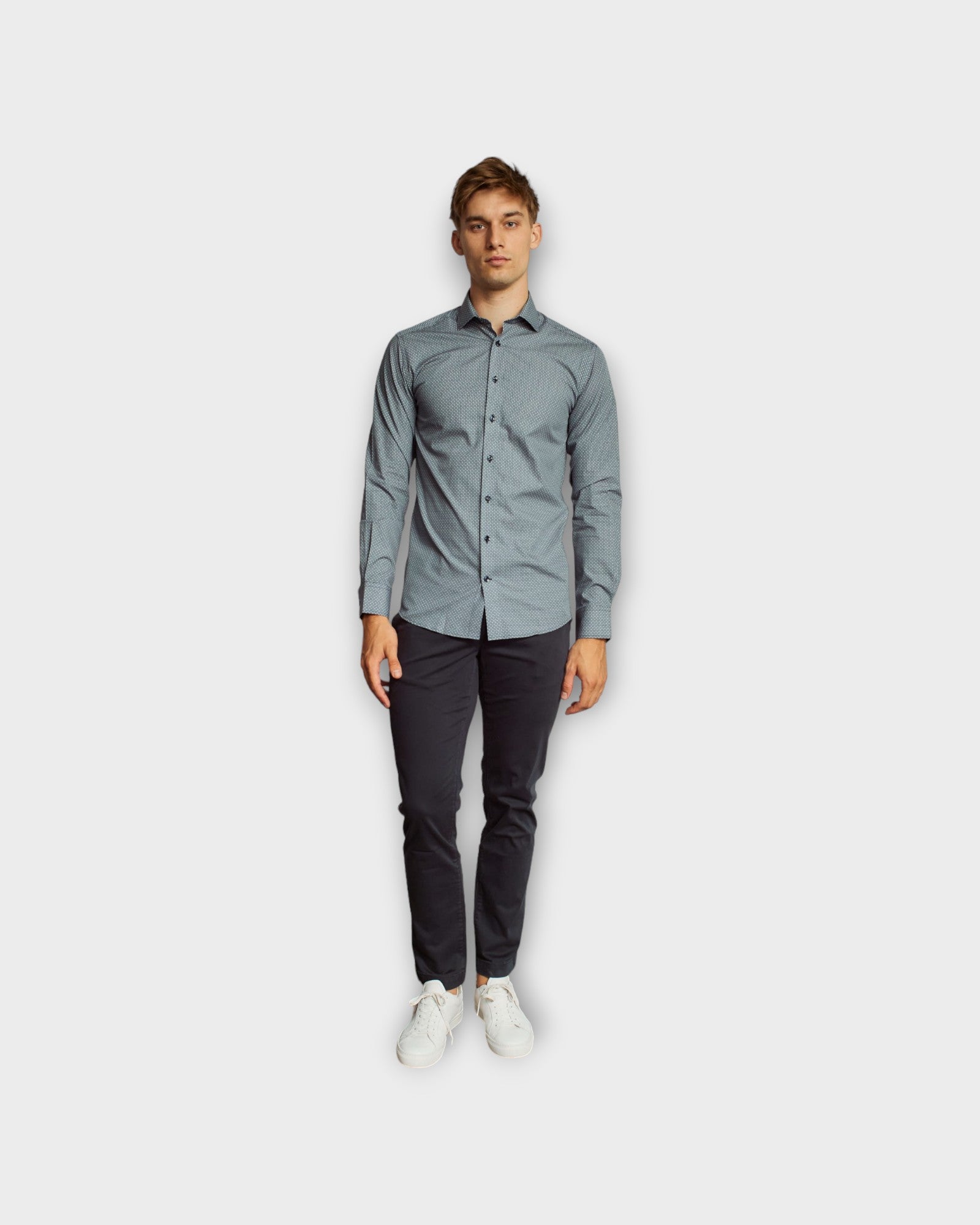 Dwight Modern Fit Shirt Dark Blue - Blå Printet Bruun og Stengade Herre Skjorte. Her set på model forfra.