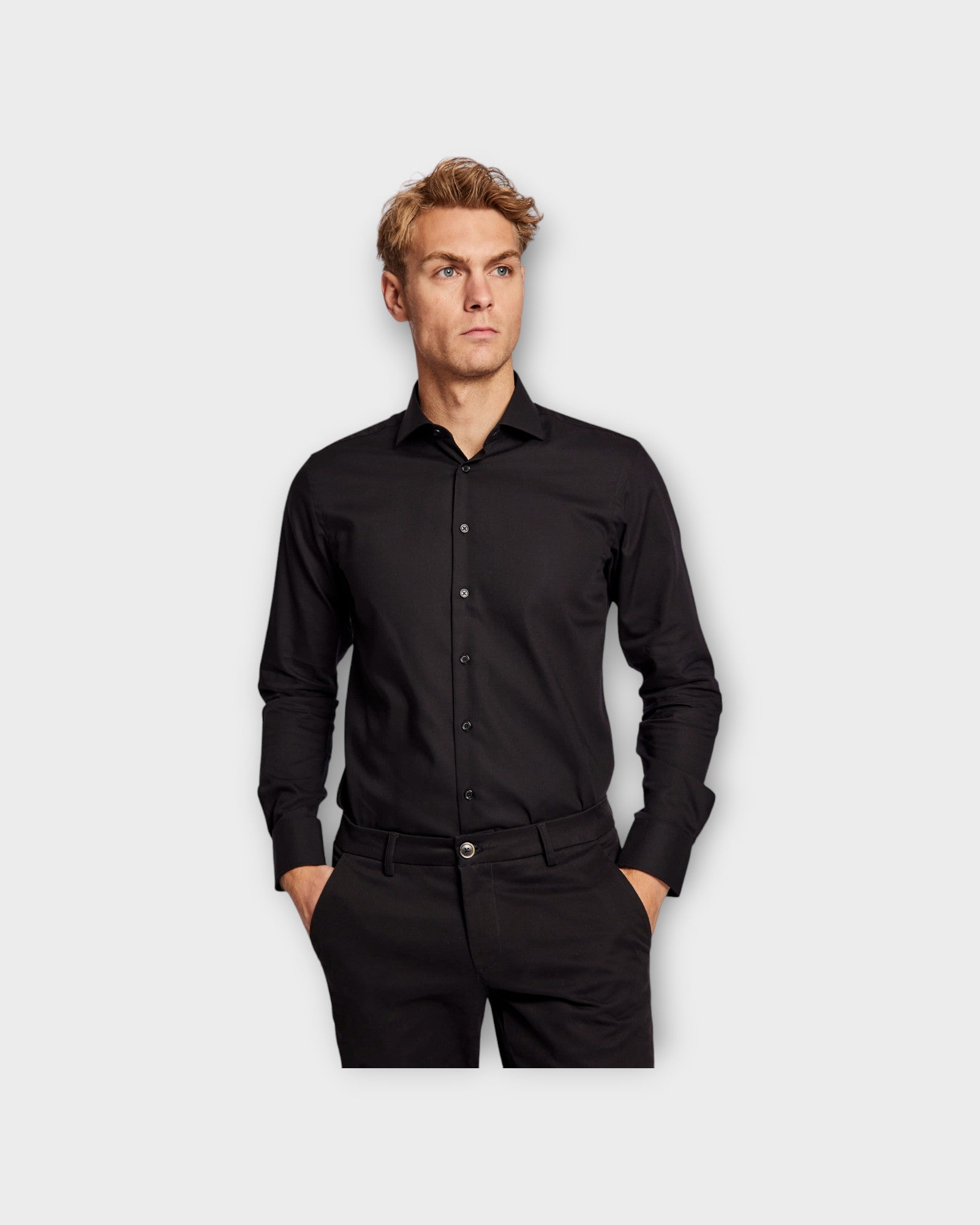 BS Miles Slim Fit Shirt Black - Sort Bruun & Stengade Skjorte til Mænd. Her set på model i closeup.