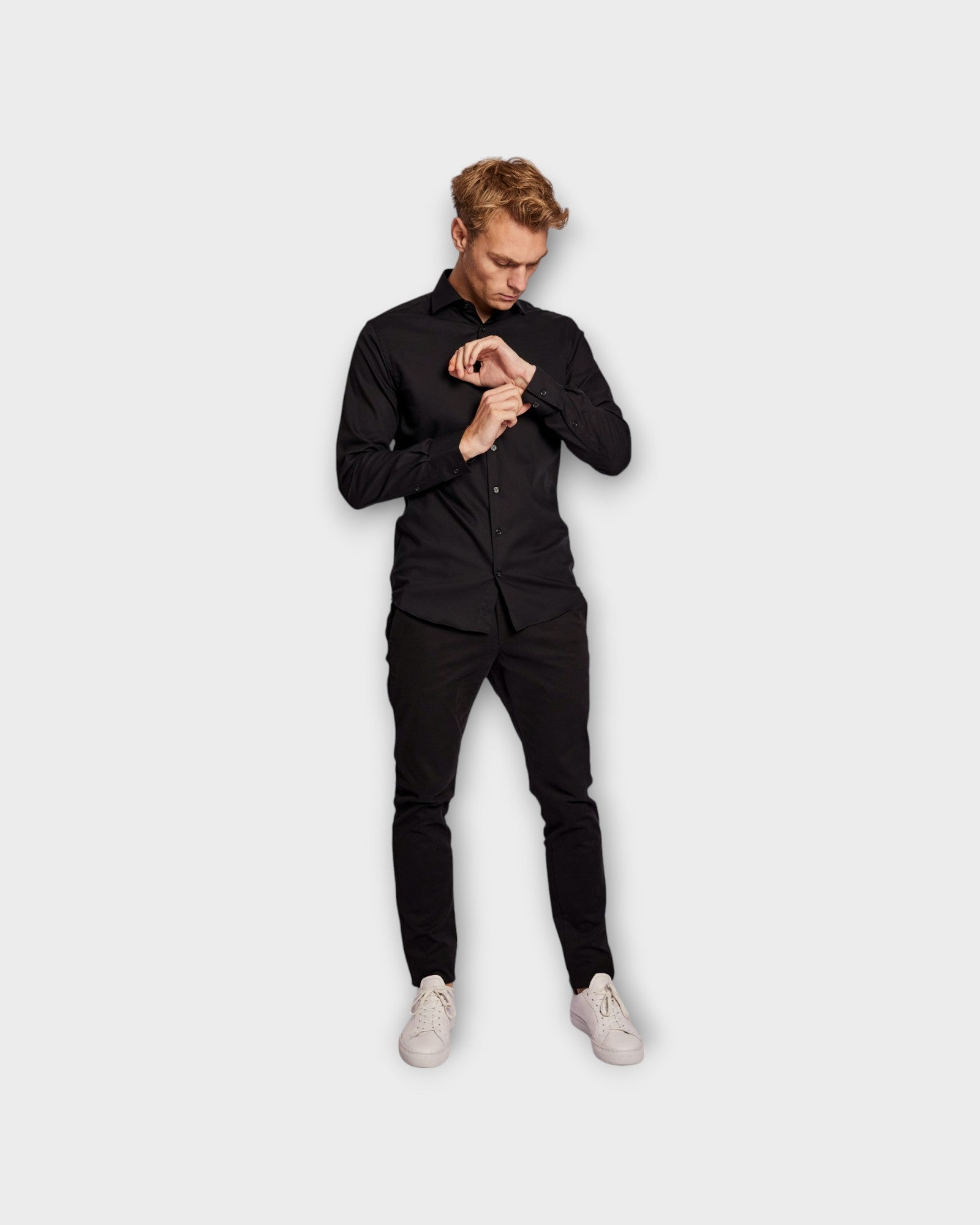 BS Miles Slim Fit Shirt Black - Sort Bruun & Stengade Skjorte til Mænd. Her set på model forfra.