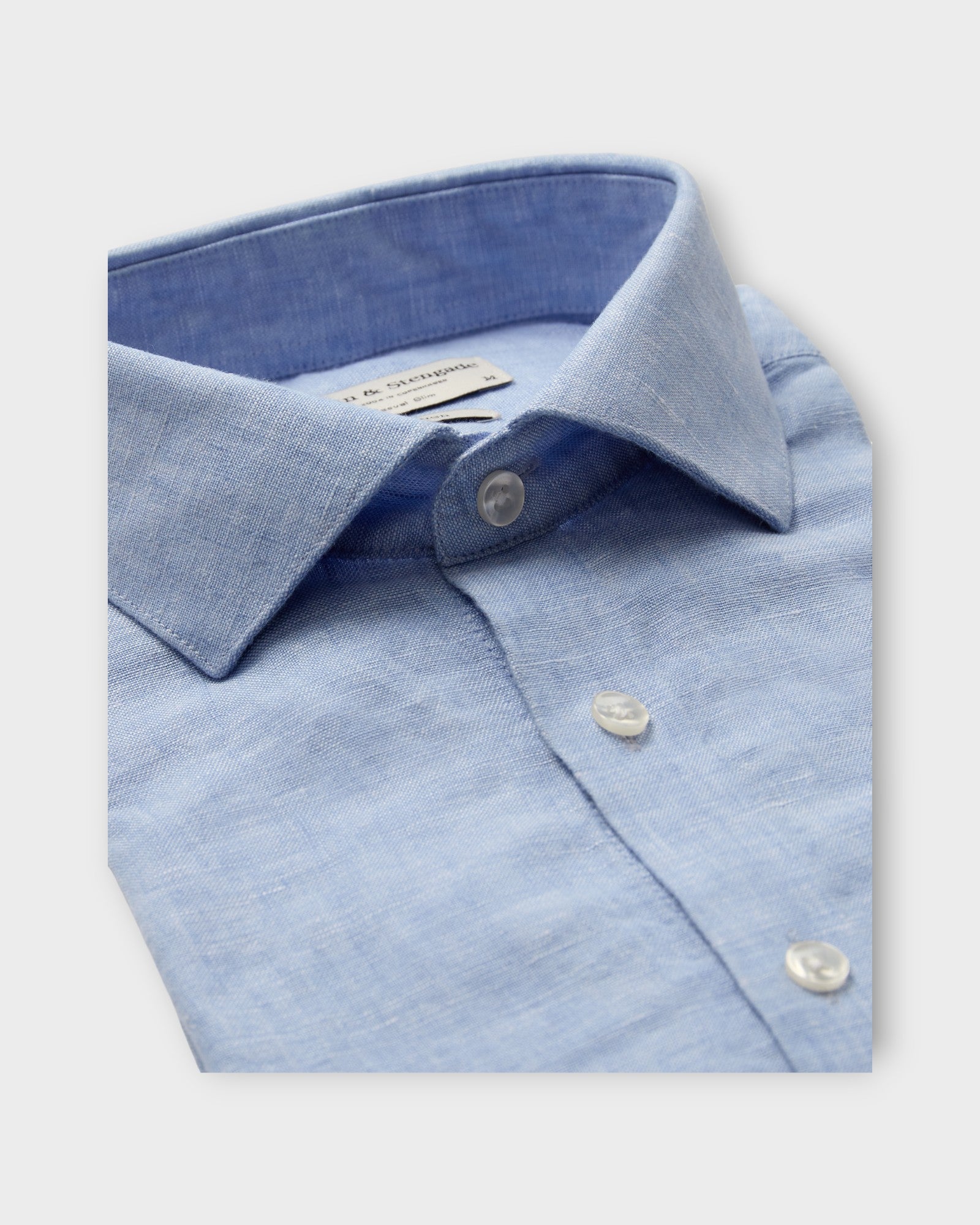 Perth Casual Slim Fit Shirt Light Blue, lyseblå hørskjorte fra Bruun og Stengade. Her set i  closeup.