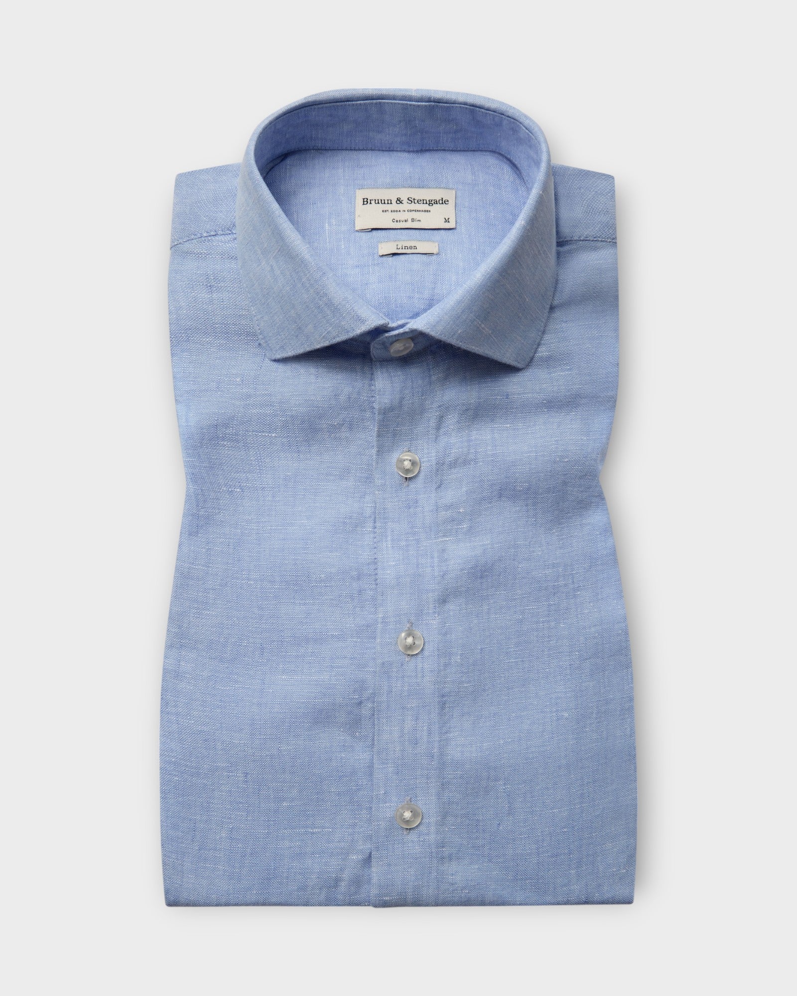 Perth Casual Slim Fit Shirt Light Blue, lyseblå hørskjorte fra Bruun og Stengade. Her set forfra.