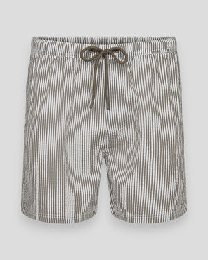 Brun & Stengade Bahia badebukser i regular fit med army og hvid farve, vises med stretchmateriale og elastisk talje.