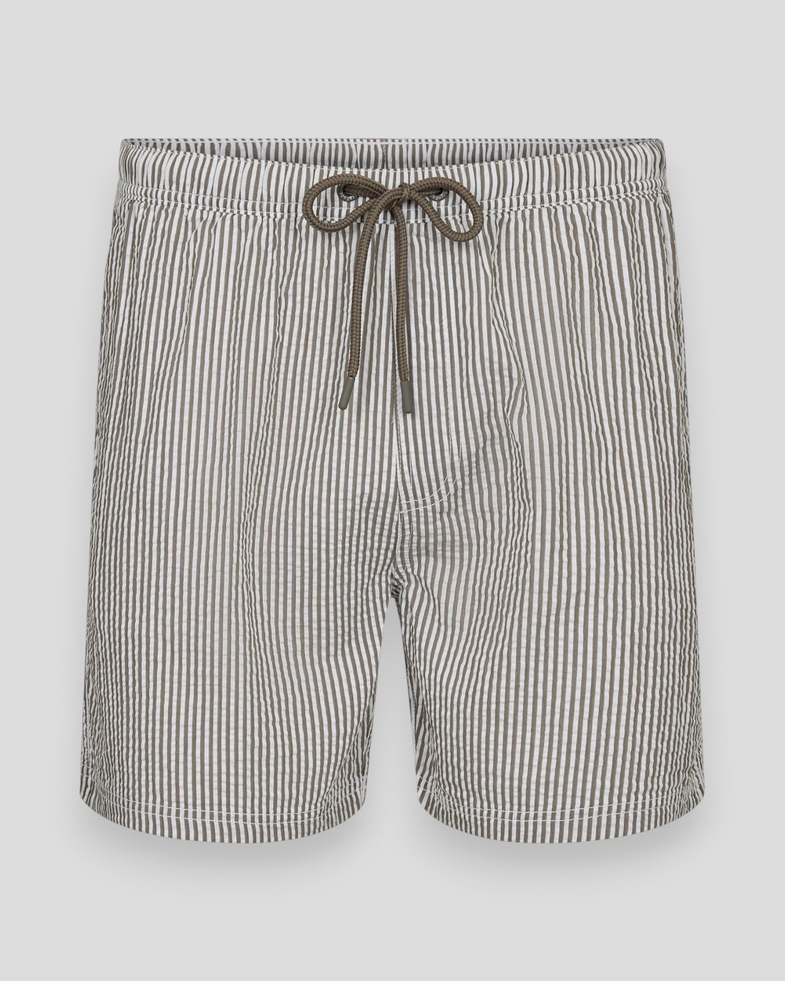 Brun & Stengade Bahia badebukser i regular fit med army og hvid farve, vises med stretchmateriale og elastisk talje.