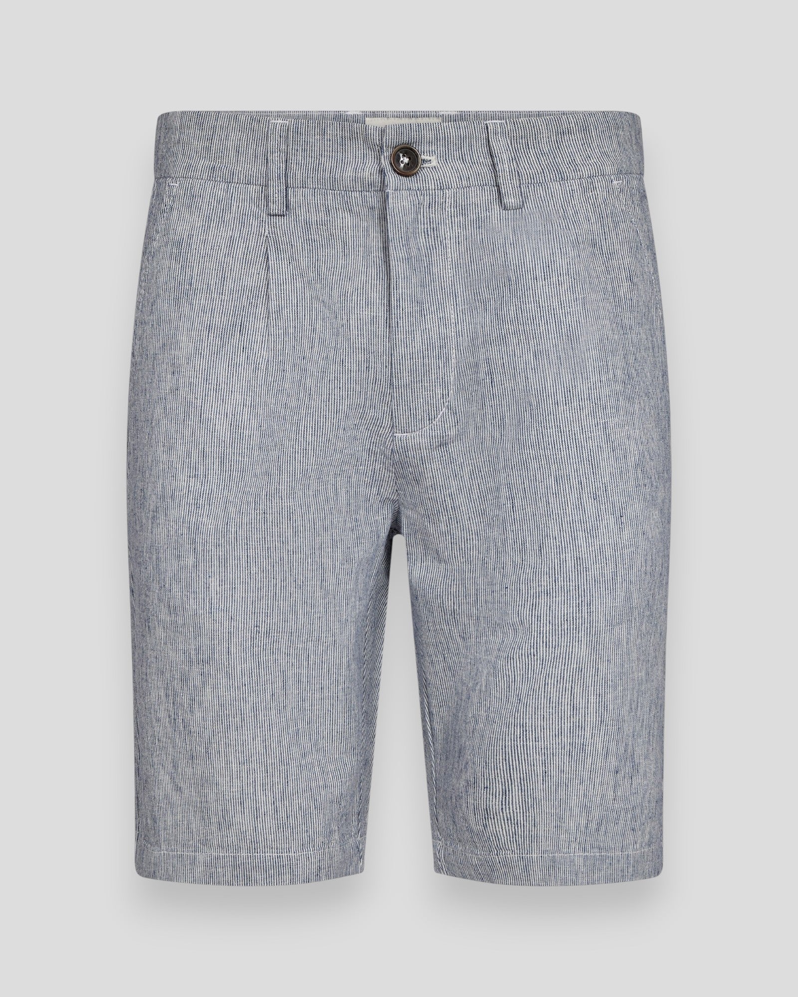 Navy og hvid Darion regular fit shorts fra Bruun & Stengade, afslappet stil, vist på model.