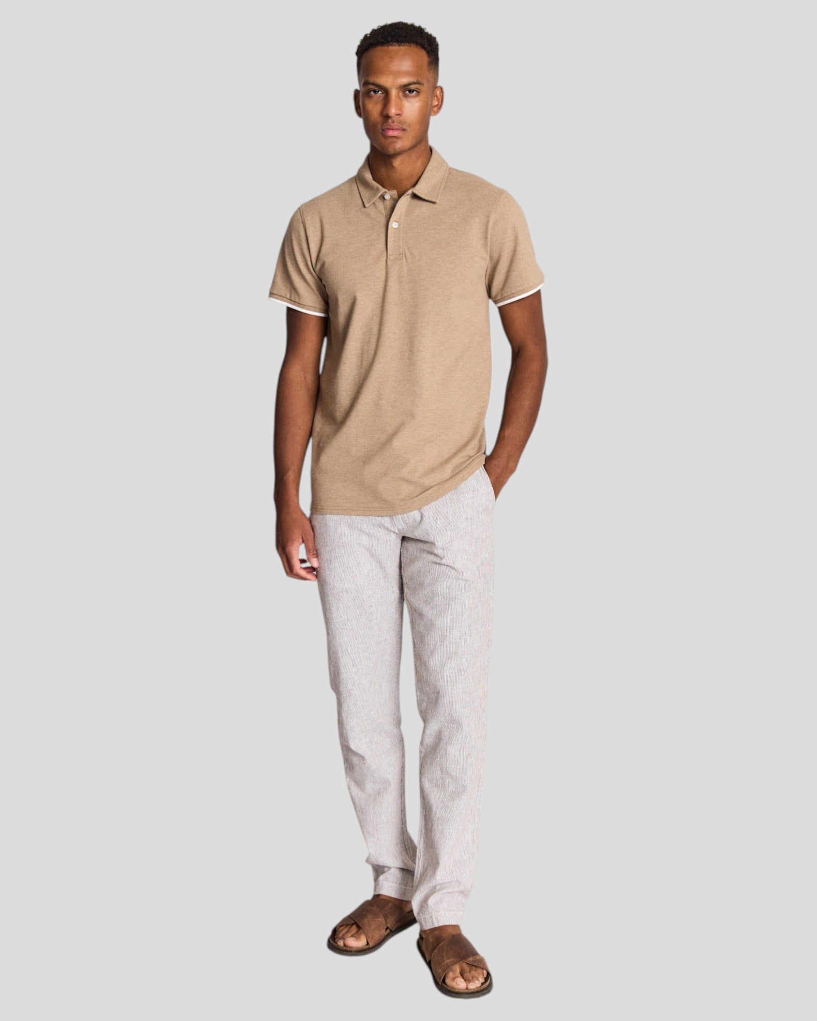 Brun Bruun & Stengade Delos regular fit polo shirt med krave og korte ærmer, afslappet og stilfuld til hverdagsbrug.