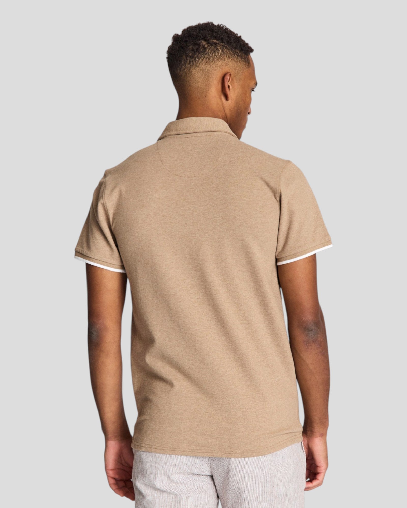 Brun Bruun & Stengade Delos regular fit polo shirt, vises fladt med krave og knapper, lavet af blødt bomuld.