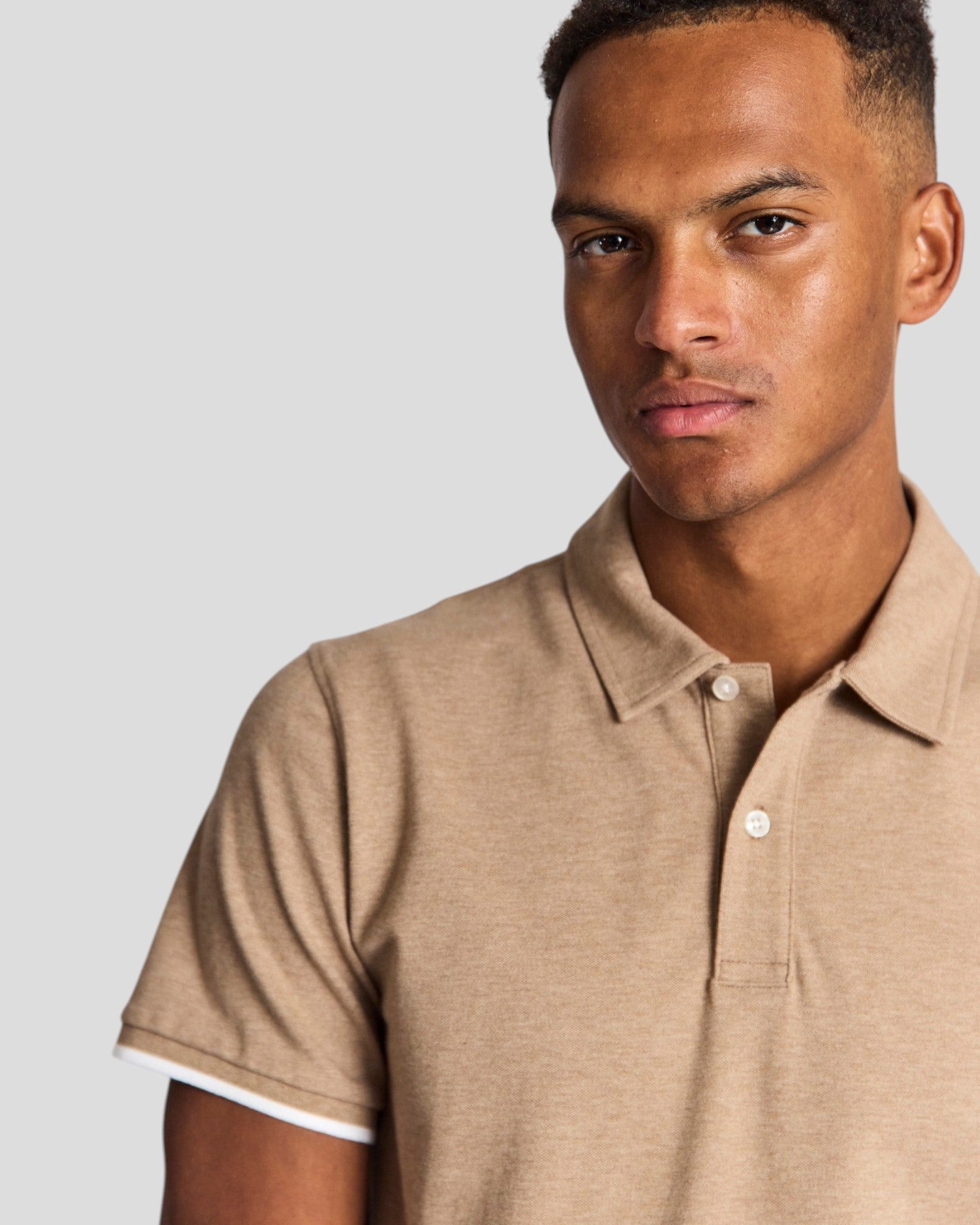 Brun Delos regular fit polo skjorte fra Bruun & Stengade med klassisk krave og korte ærmer, vises i billedet.
