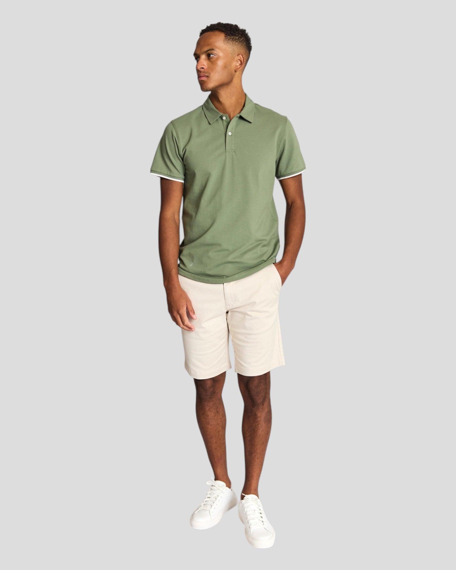 Grøn polo fra Bruun & Stengade i regular fit, vises med krave og knapper på en neutral baggrund.