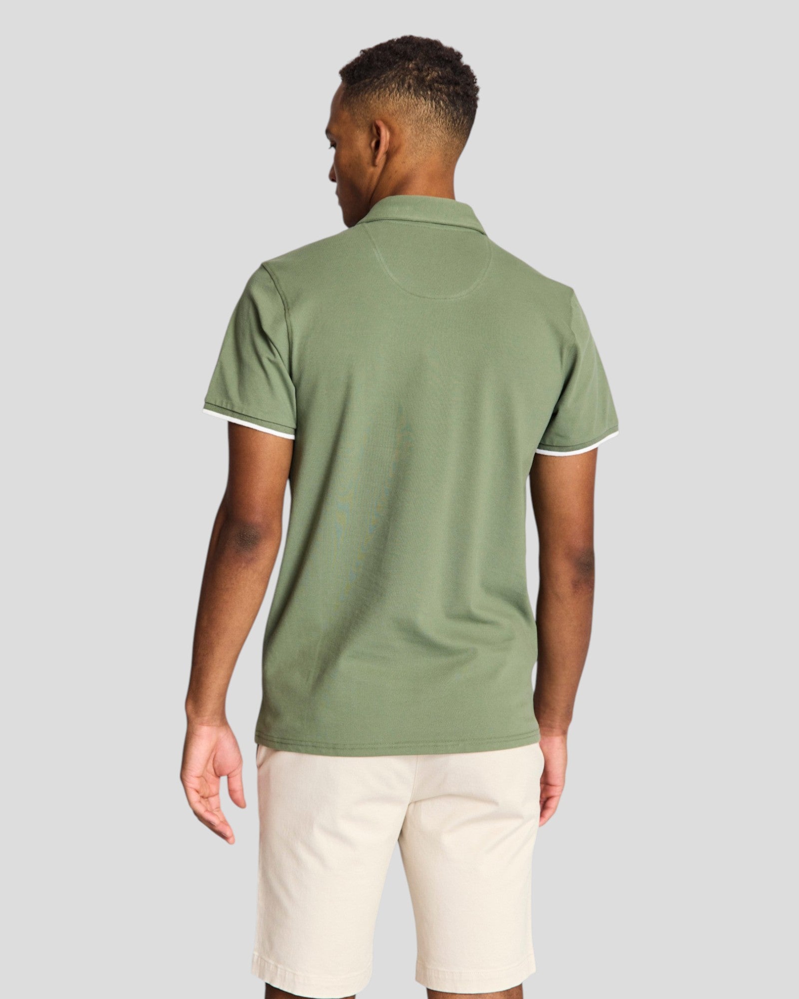 Grøn Delos regular fit polo skjorte fra Bruun & Stengade, vist med krave og korte ærmer på hvid baggrund.