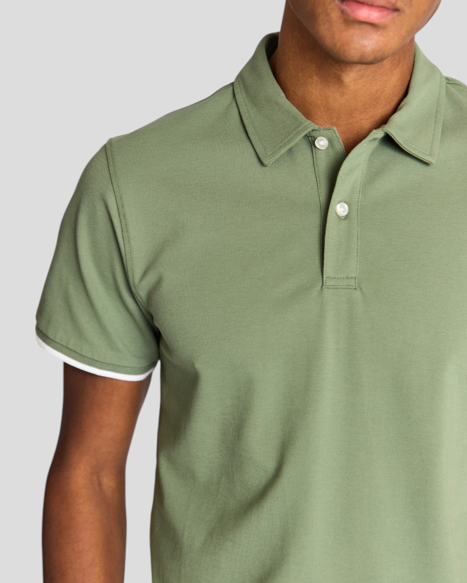 Grøn Bruun & Stengade Delos regular fit polo skjorte med krave og knapper, vist foldet på en model.