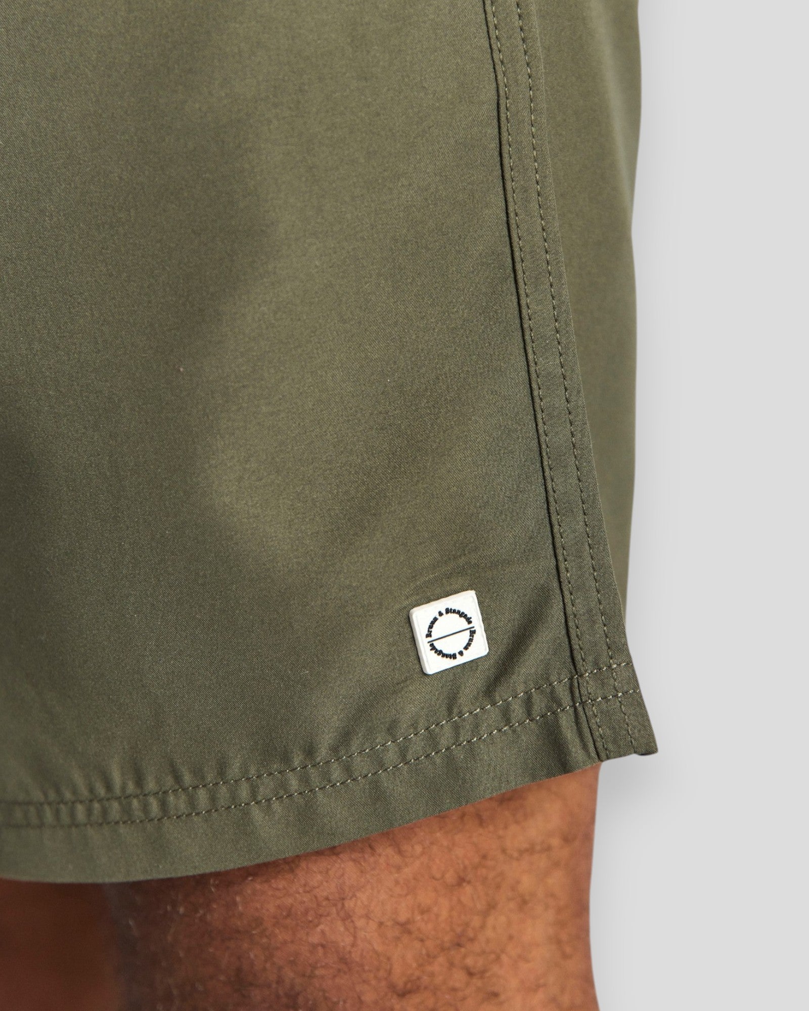 Drenge- og herresvømmeshorts i armygrøn fra Bruun & Stengade med regular fit og elastisk talje.