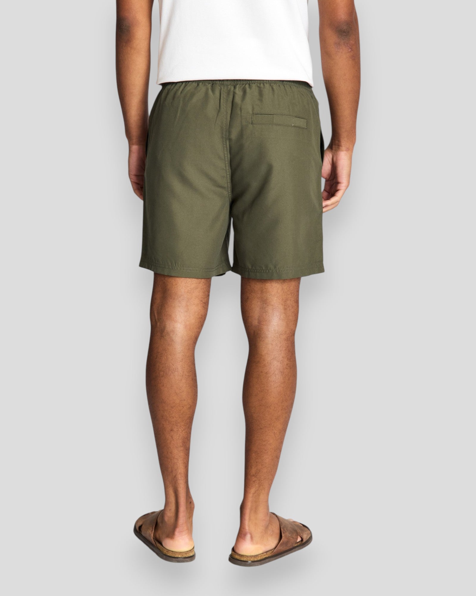 Dækkende billede af Bruun & Stengade Havana regular fit badebukser i armygrøn, afslappede herreshorts til svømning.