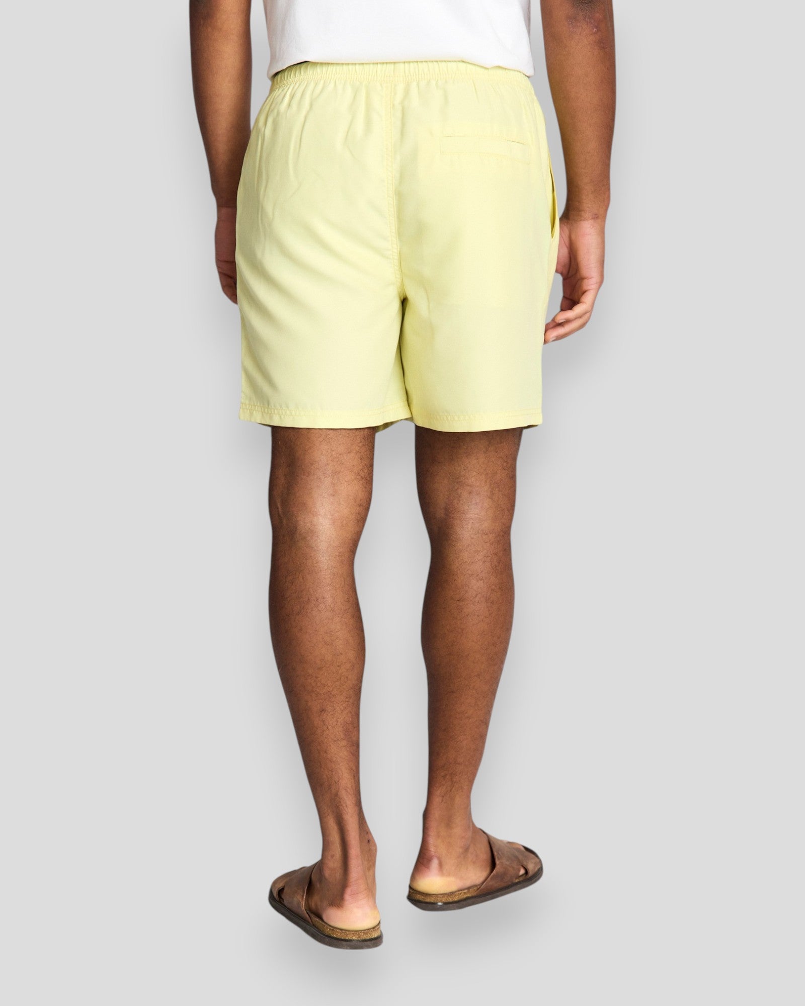 Dame i brune og gule Havana regular fit badshorts fra Bruun & Stengade med citronmønster, afslappet sommerlook