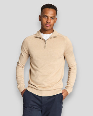 Beige Ilario regular fit strikketøj fra Bruun & Stengade, vist på model med nærbillede af teksturen og strikkemønsteret.
