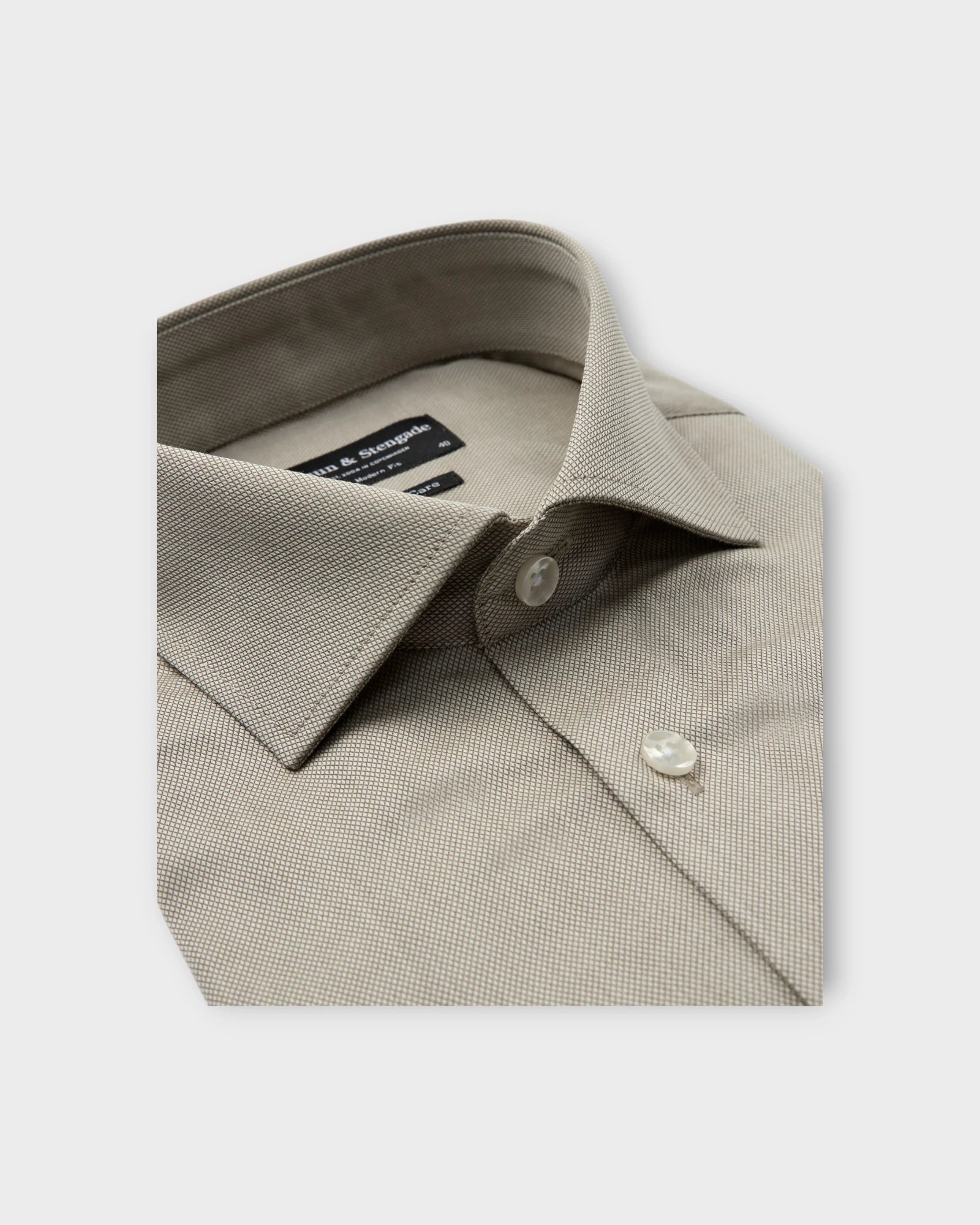 Conley Modern Fit Shirt Light Brown - Brun Herre Skjorte fra Bruun & Stengade. Her set i closeup.