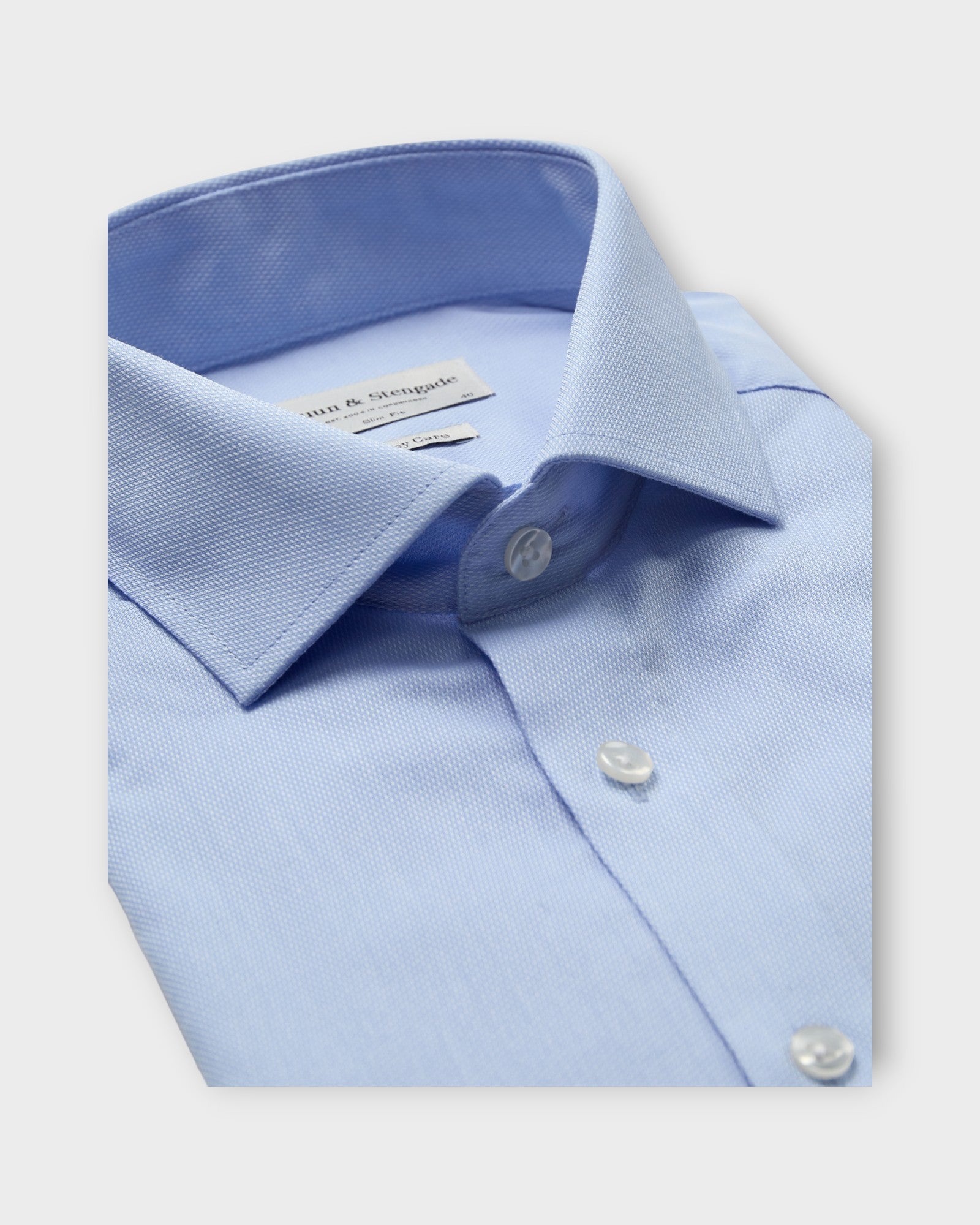 Jackson Slim Fit Shirt Light Blue fra Bruun og Stengade. Lyseblå langærmet skjorte til mænd. Her set i closeup.