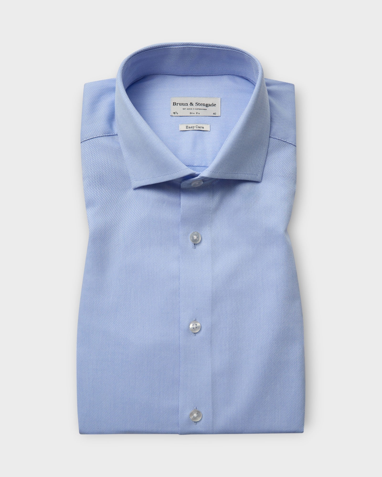 Jackson Slim Fit Shirt Light Blue fra Bruun og Stengade. Lyseblå langærmet skjorte til mænd. Her set forfra.