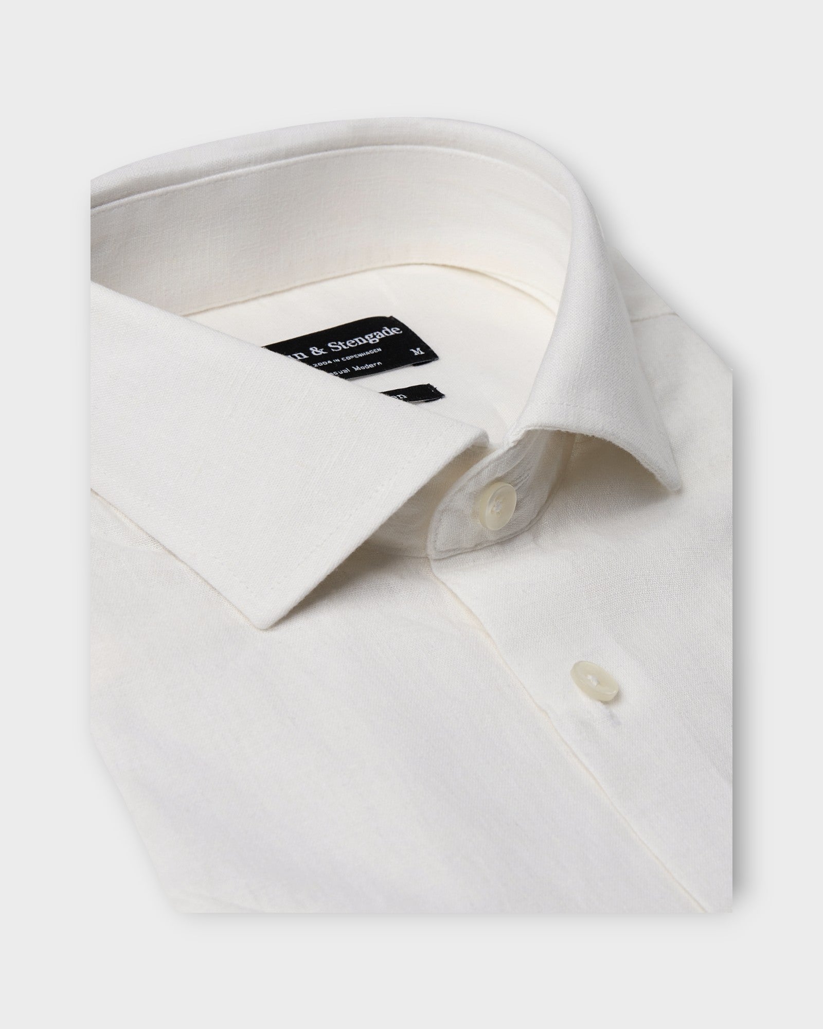 Lott Casual Modern Fit SS Shirt White fra Bruun og Stengade. Kortærmet hvid hørskjorte til mænd. Her set bagfra.