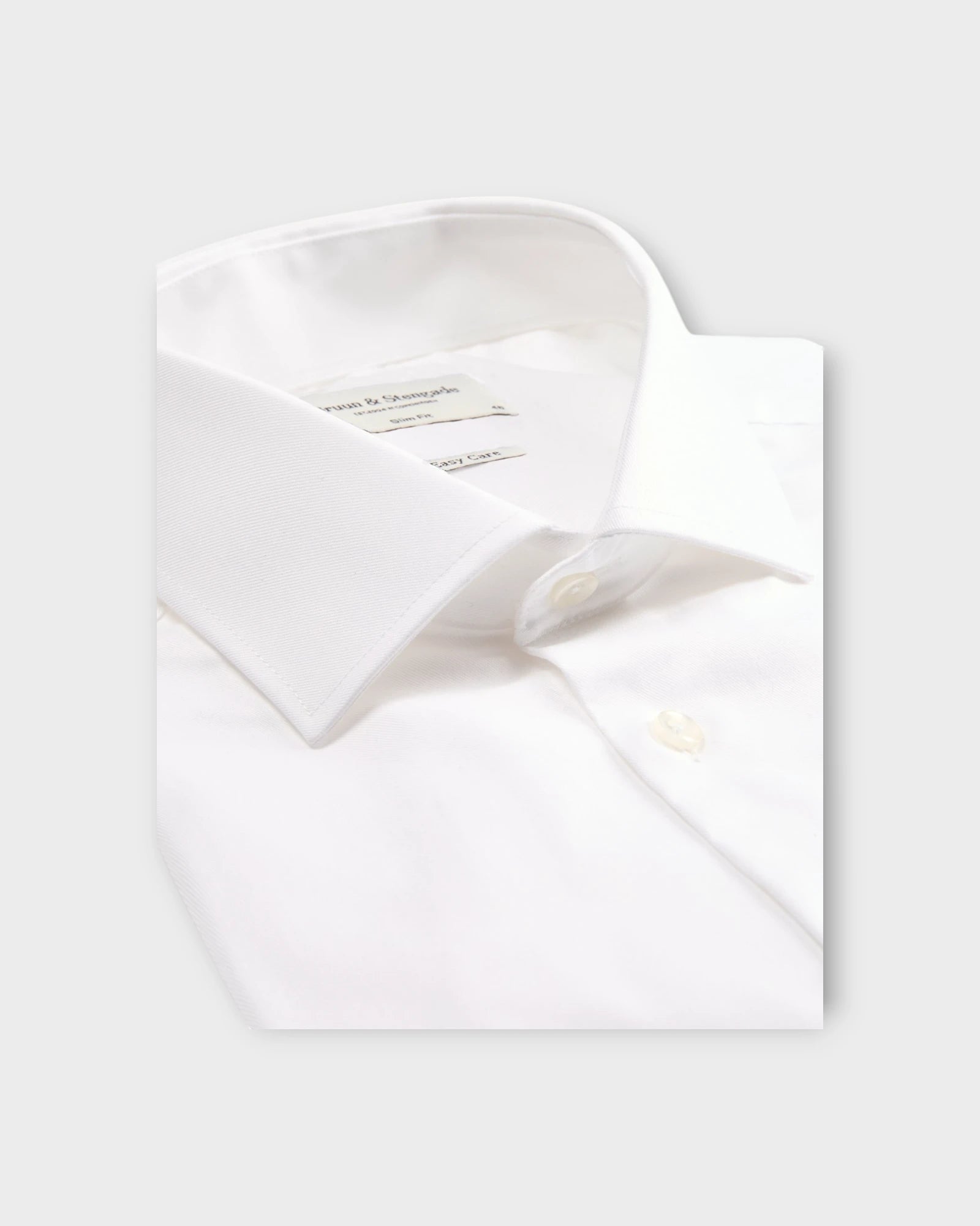 Miles Slim Fit Shirt White - Hvid Bruun & Stengade Slim Fit Skjorte til Mænd. Her set i closeup.