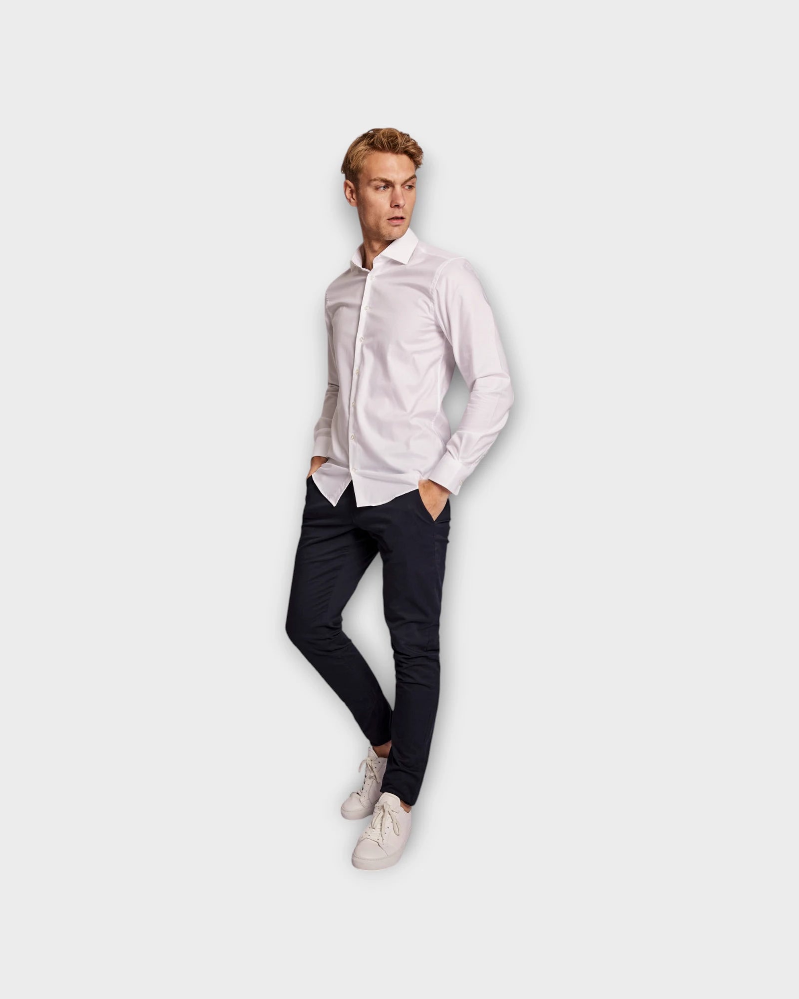 Miles Slim Fit Shirt White - Hvid Bruun & Stengade Slim Fit Skjorte til Mænd. Her set på model forfra.