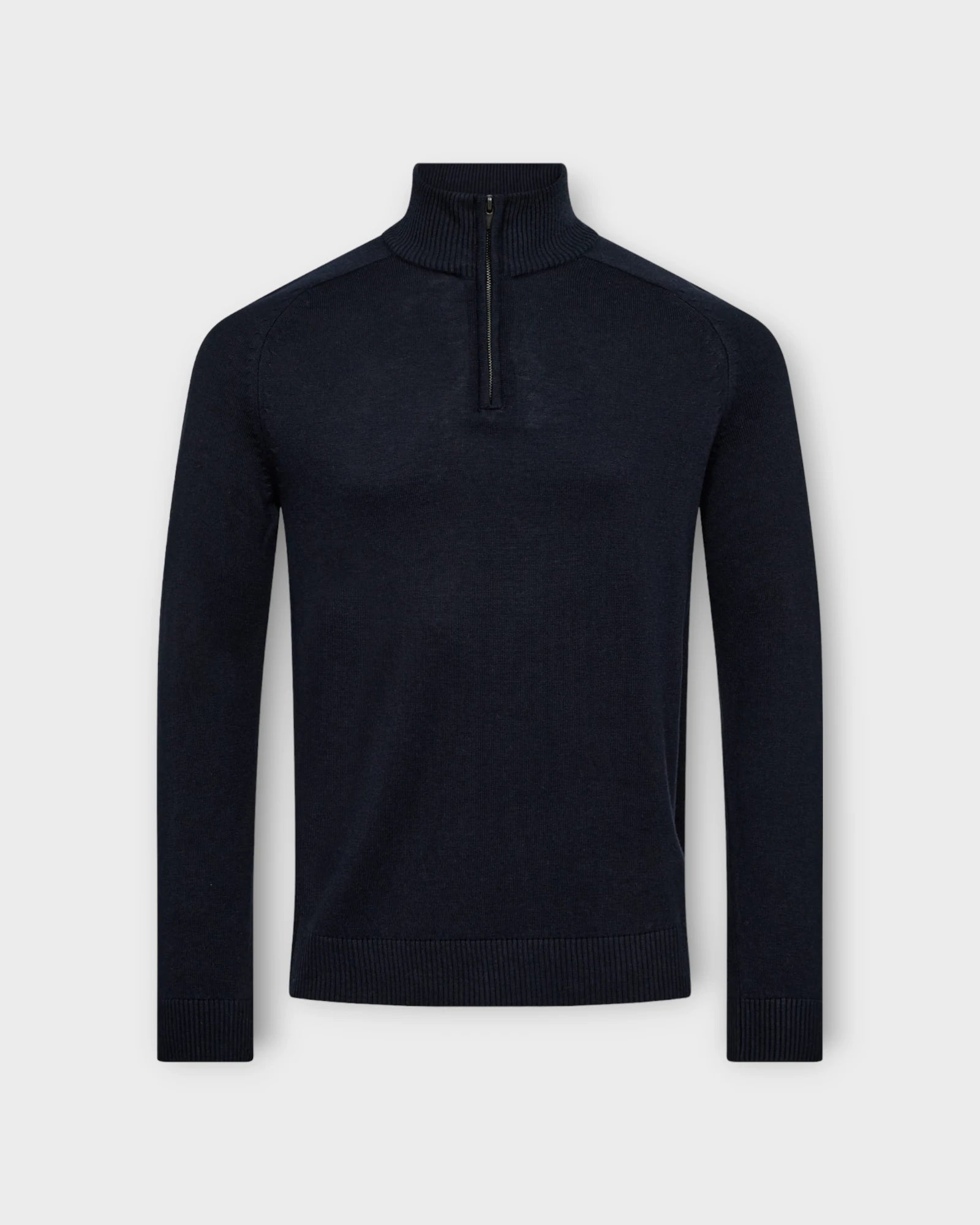 BS Pelle Regular Fit Knitwear Navy - Blå  Bruun og Stengade Half Zip Strik til Mænd. Her set forfra.