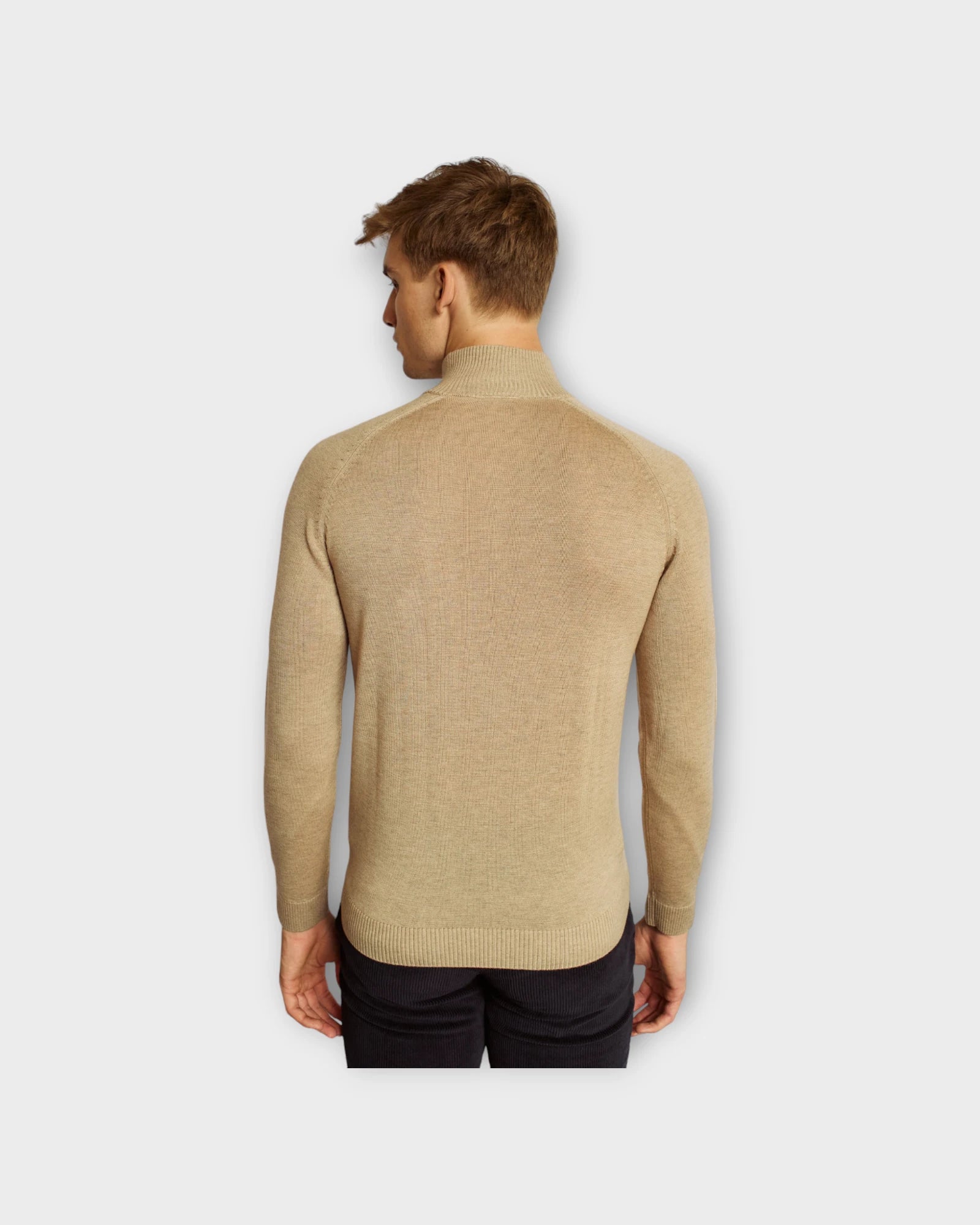 BS Pelle Regular Fit Knitwear Sand - Sandfarvet Bruun & Stengade Half Zip Merino Strik. Her set på model  bagfra.