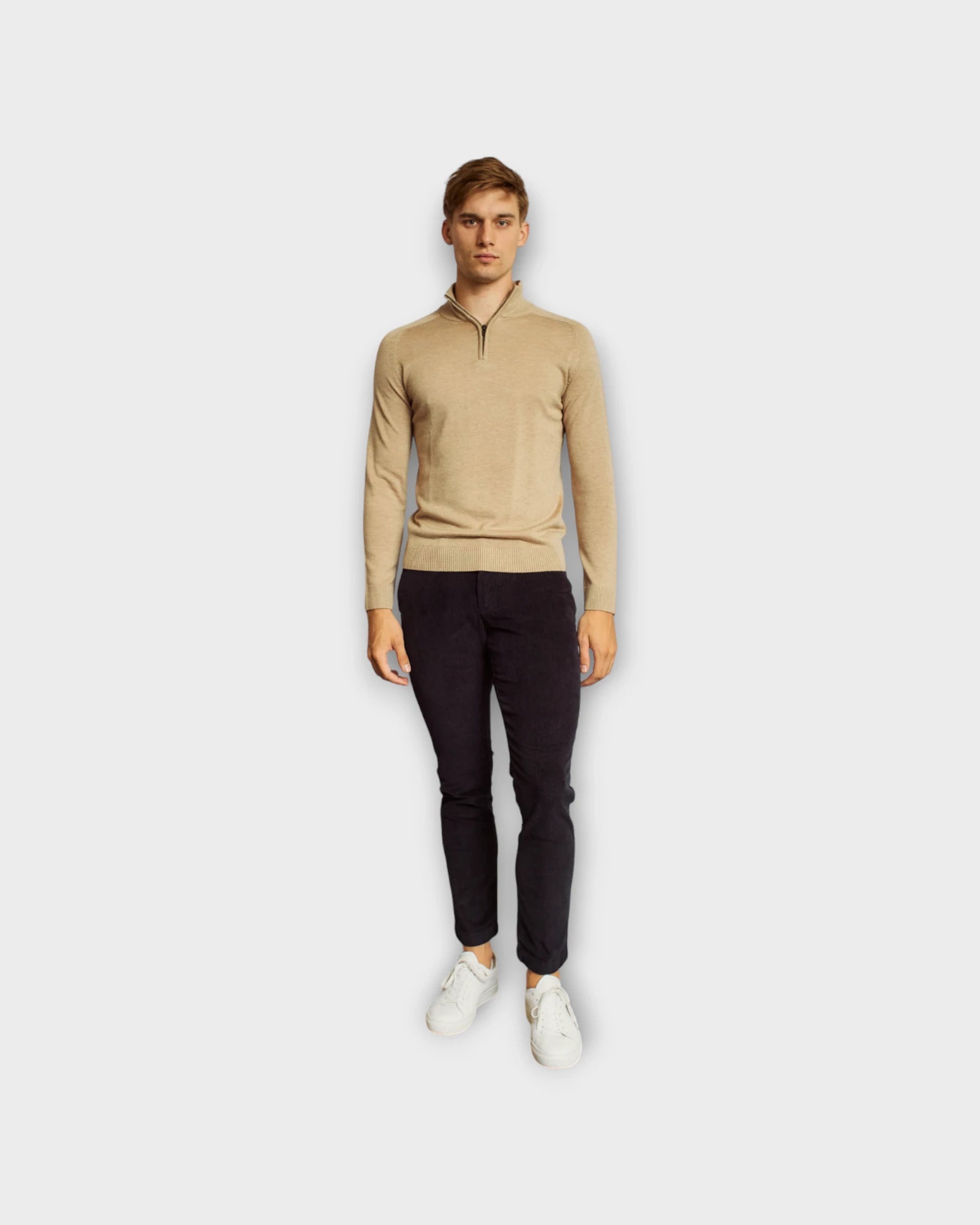 BS Pelle Regular Fit Knitwear Sand - Sandfarvet Bruun & Stengade Half Zip Merino Strik. Her set på model forfra.