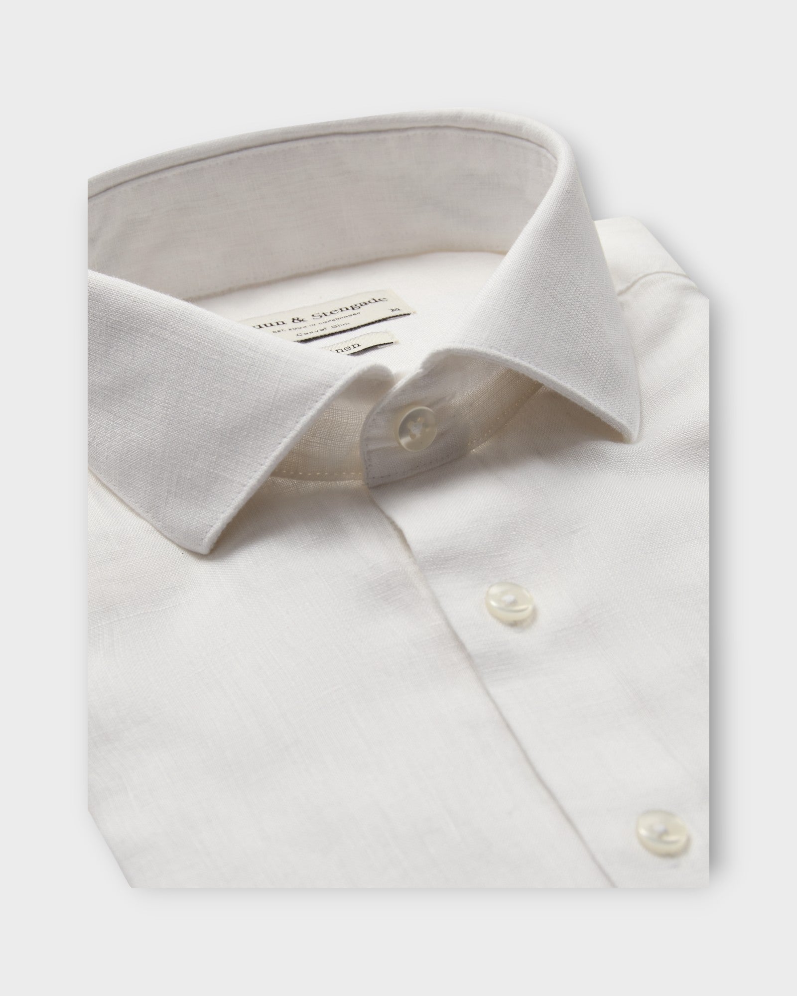 Perth Casual Slim Fit Shirt White fra Bruun og Stengade. Langærmet hvid hørskjorte til mænd. Her set forfra.