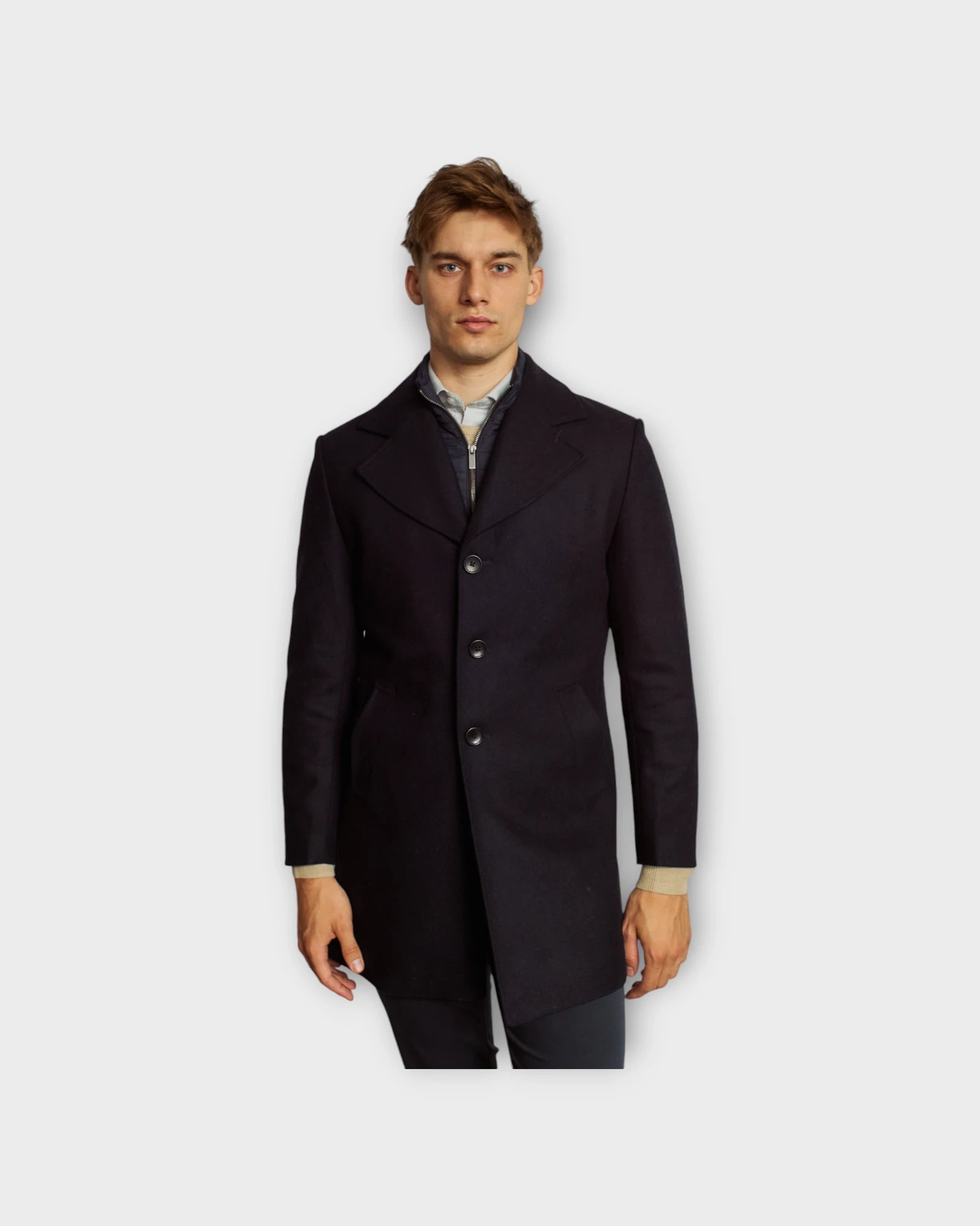 Portmore Slim Fit Coat Navy - Mørkeblå Bruun & Stengade Uldfrakke til Mænd. Her set på model forfra.