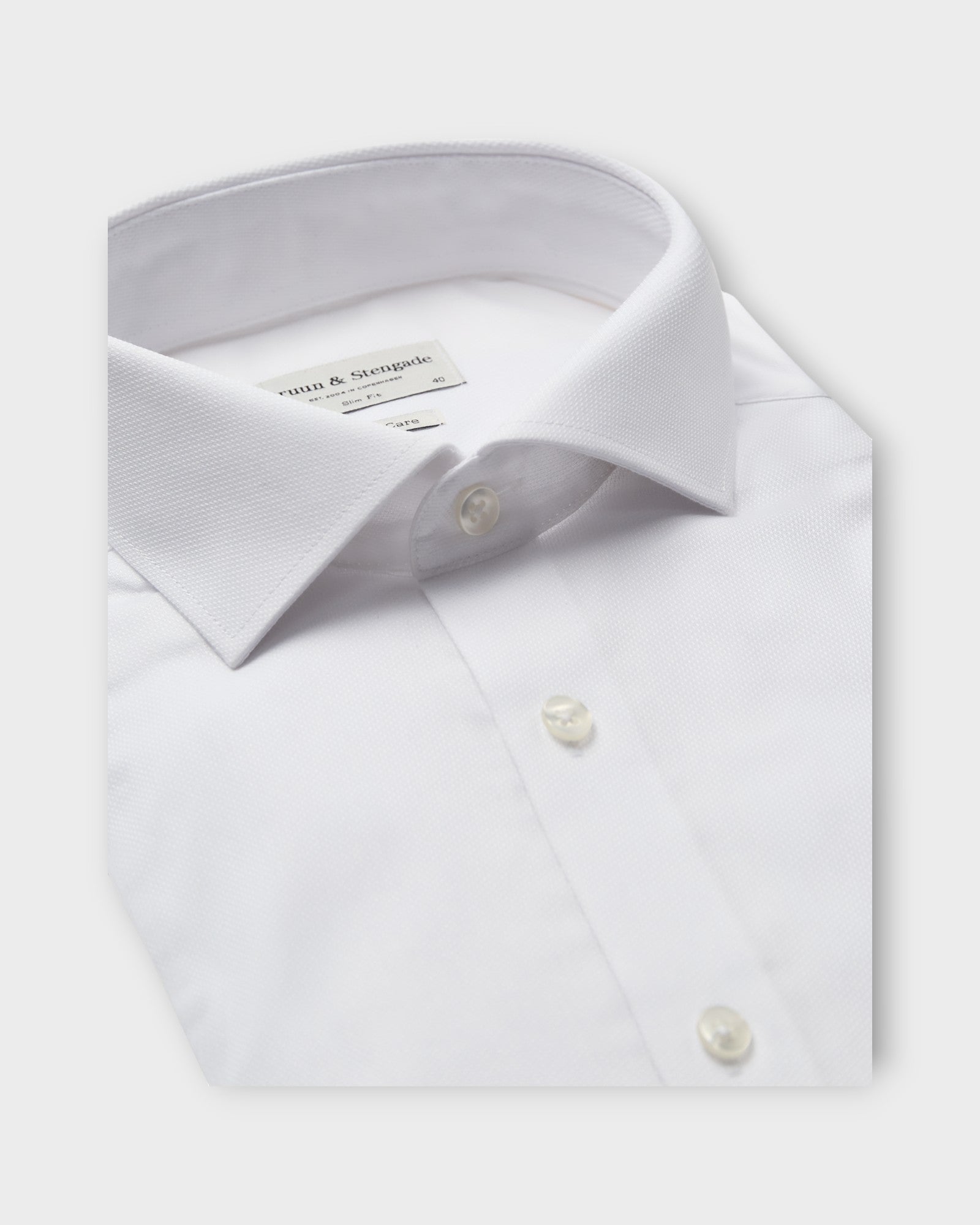 Reed Slim Fit Shirt White fra Bruun og Stengade. Hvid langærmet herre skjorte. Her set i closeup.