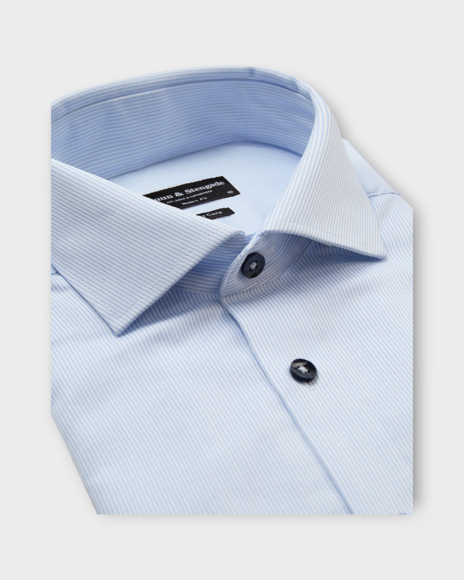 Seau Modern Fit Shirt Light Blue/White fra Bruun og Stengade. Blå og hvid stribet langærmet herre skjorte. Her set i closeup.
