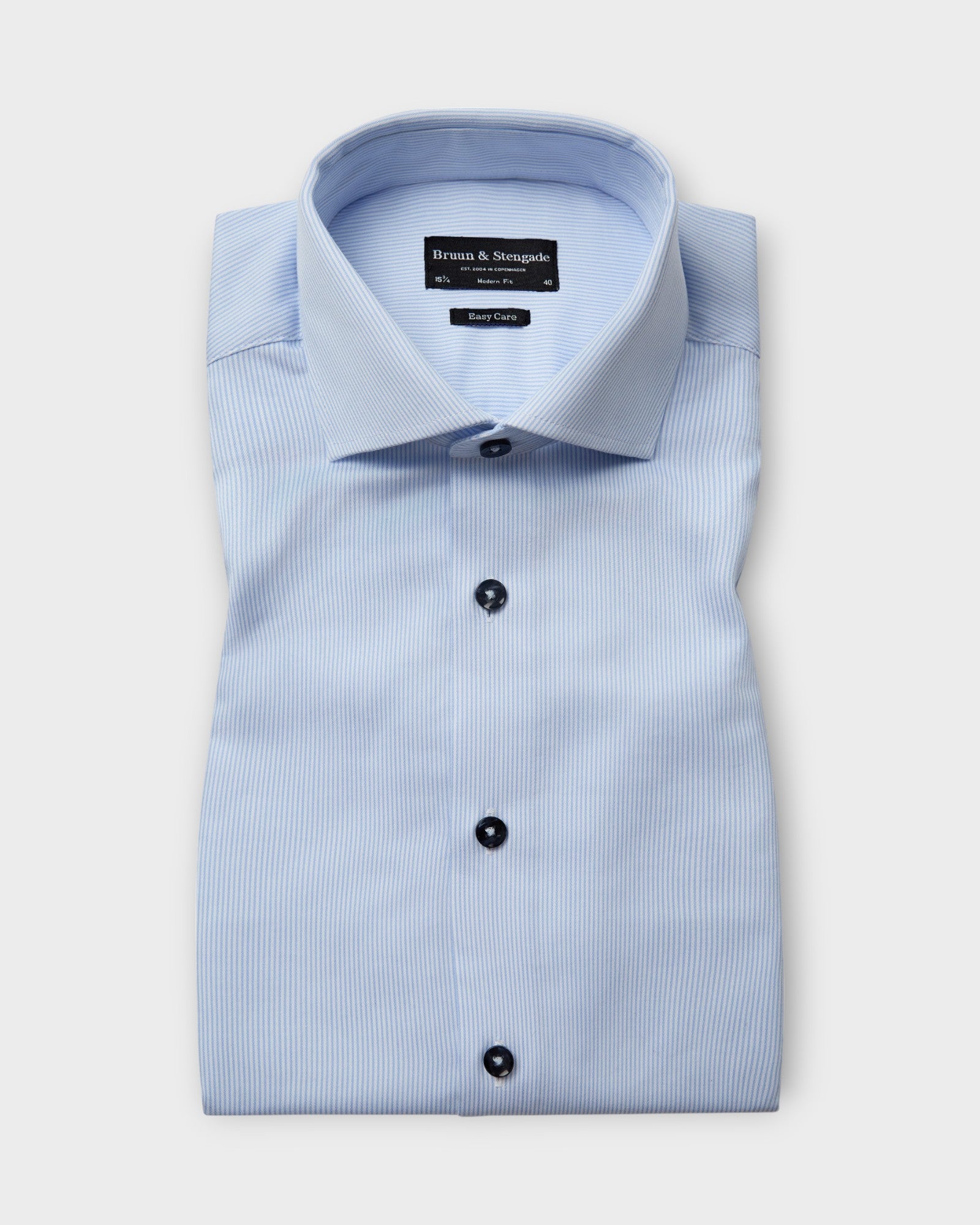 Seau Modern Fit Shirt Light Blue/White fra Bruun og Stengade. Blå og hvid stribet langærmet herre skjorte. Her set forfra.