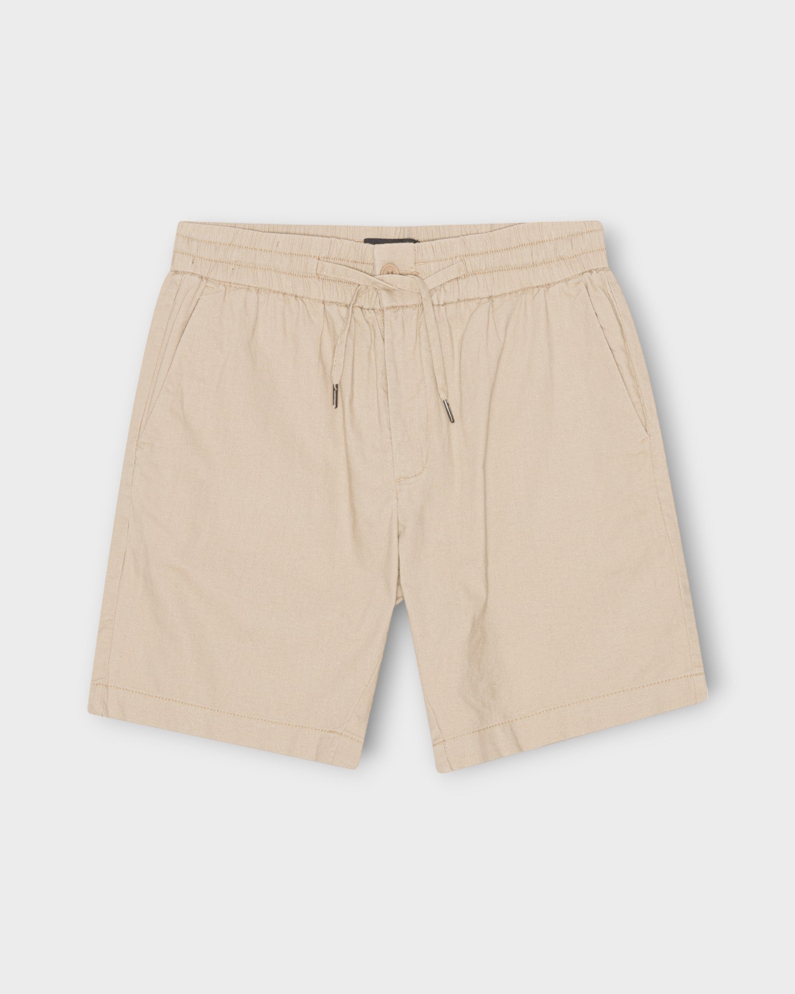 CC1860 Barcelona Cotton Linen Shorts Khaki. Sandfarvet hørshorts til mænd fra Clean Cut Copenhagen. Her set forfra.
