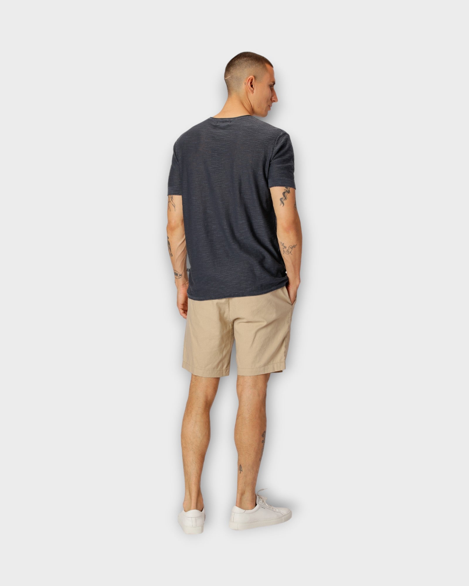 CC1860 Barcelona Cotton Linen Shorts Khaki. Sandfarvet hørshorts til mænd fra Clean Cut Copenhagen. Her set  på model bagfra.