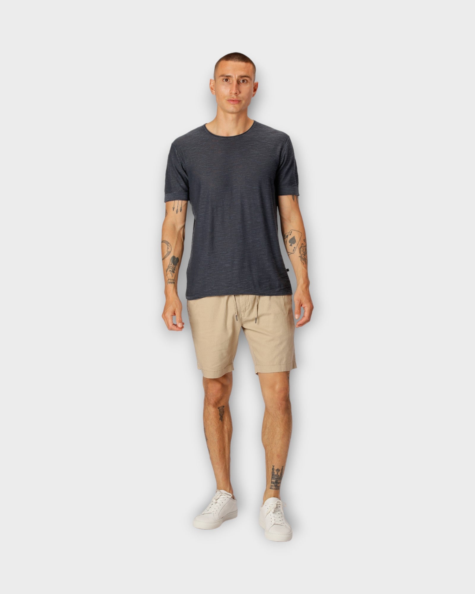 CC1860 Barcelona Cotton Linen Shorts Khaki. Sandfarvet hørshorts til mænd fra Clean Cut Copenhagen. Her set på model forfra.