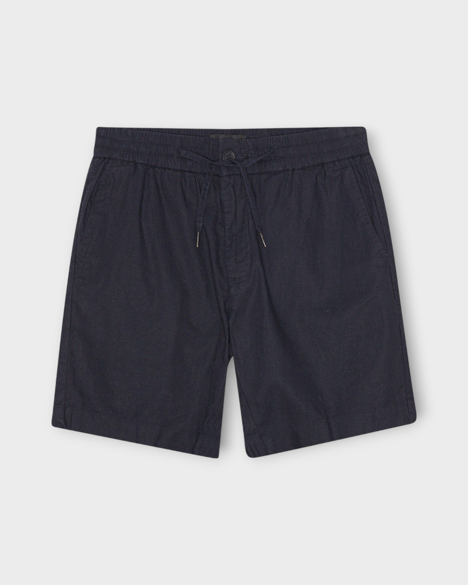 Barcelona Cotton Linen Shorts Navy fra Clean Cut Copenhagen. Mørkeblå hør shorts til mænd. Her set forfra.