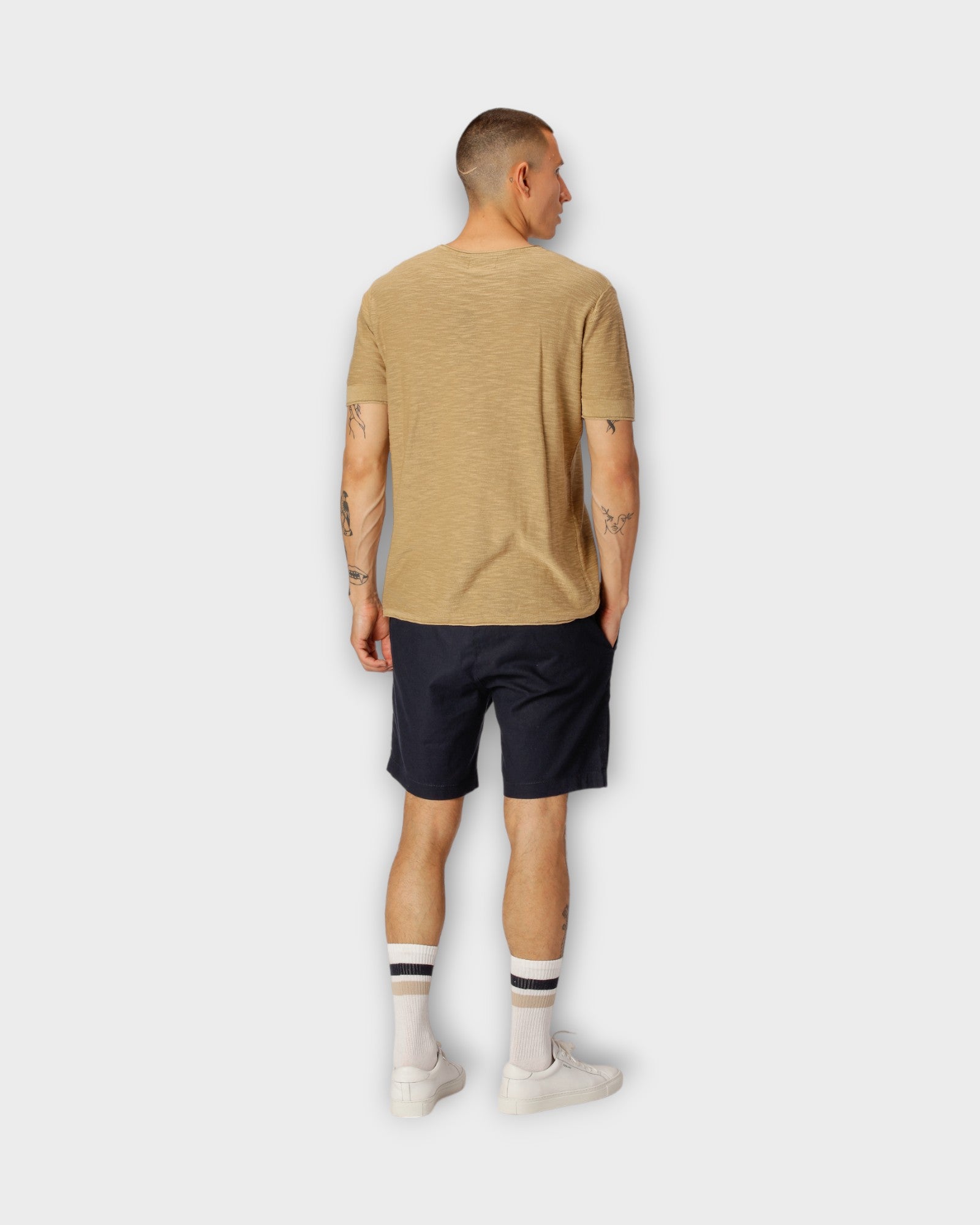 Barcelona Cotton Linen Shorts Navy fra Clean Cut Copenhagen. Mørkeblå hør shorts til mænd. Her set på model bagfra.