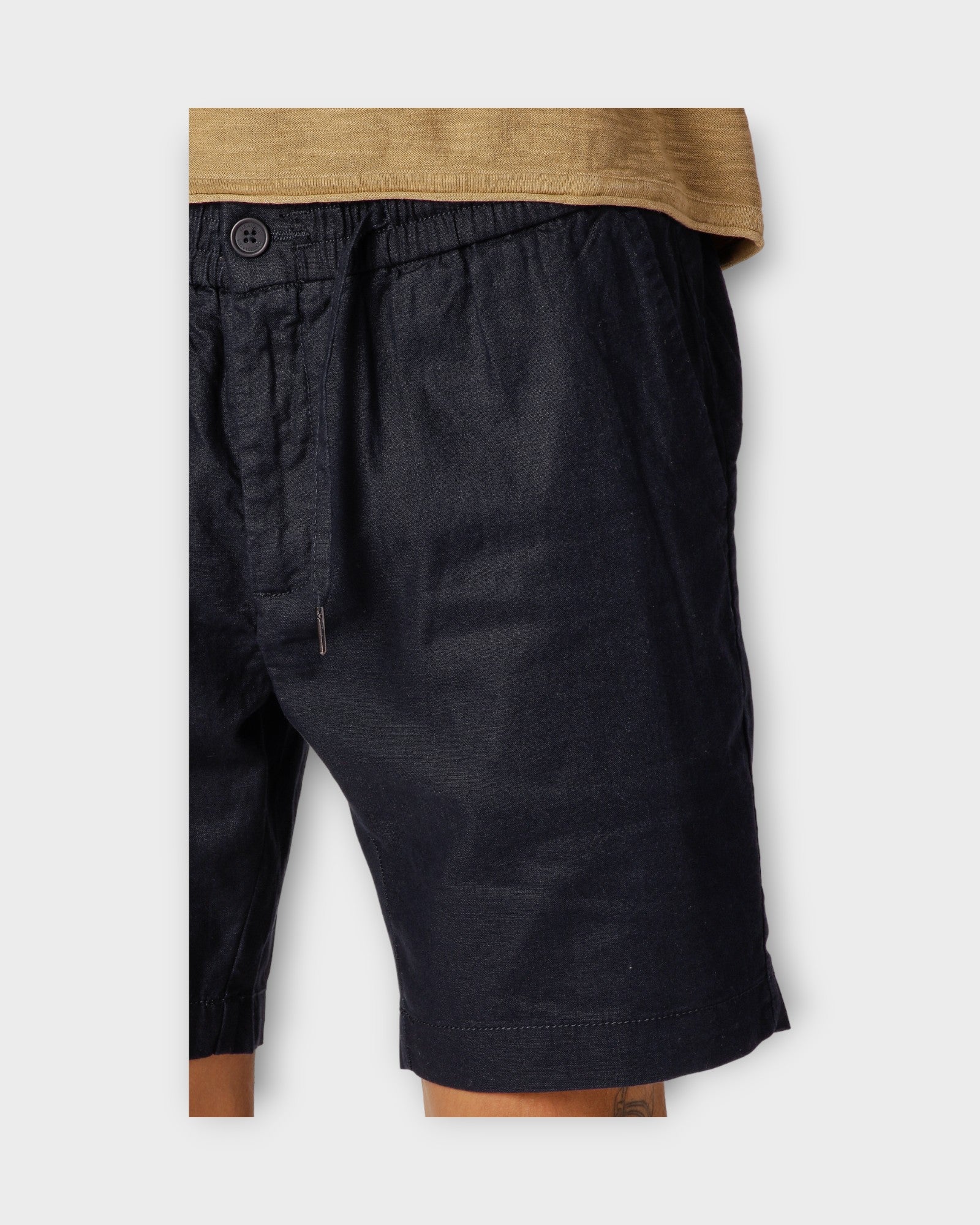 Barcelona Cotton Linen Shorts Navy fra Clean Cut Copenhagen. Mørkeblå hør shorts til mænd. Her set på model i closeup.