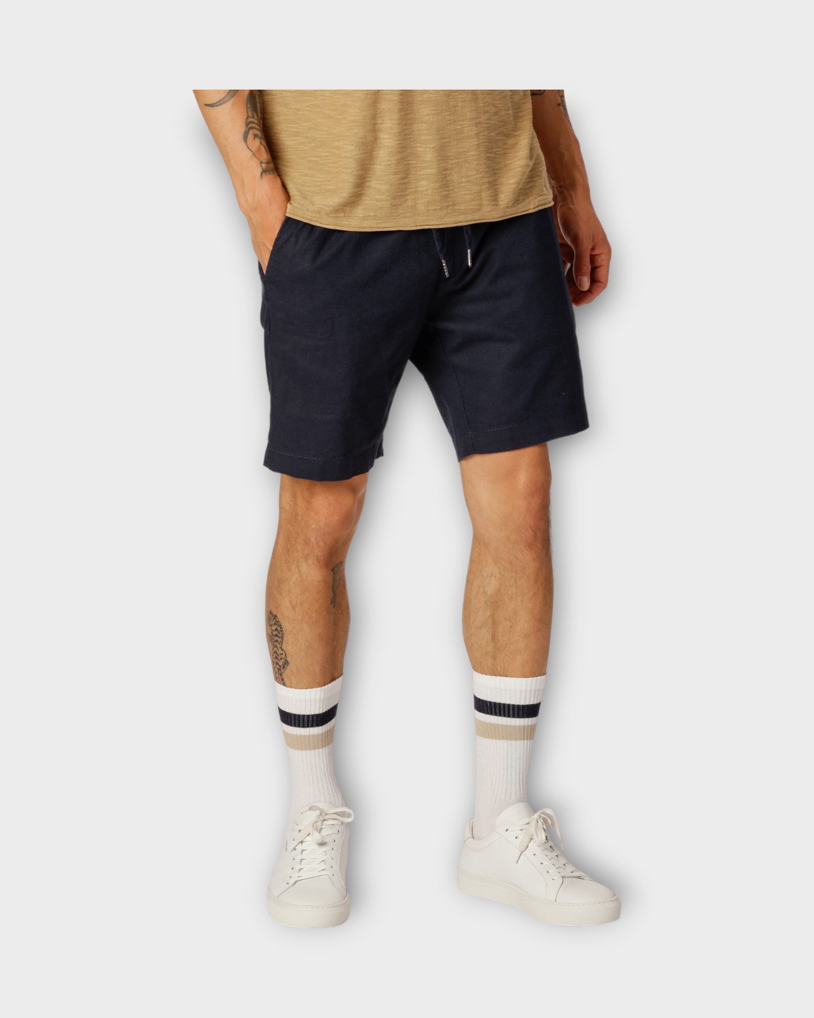 Barcelona Cotton Linen Shorts Navy fra Clean Cut Copenhagen. Mørkeblå hør shorts til mænd. Her set på model forfra.