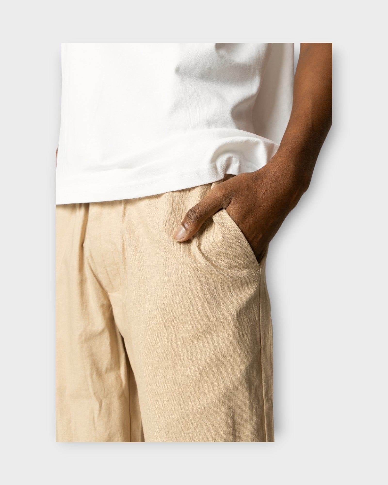 Barcelona Cotton / Linen Pants Khaki fra  Clean Cut Copenhagen. Sandfarvet hørbukser til mænd. Her set i closeup.