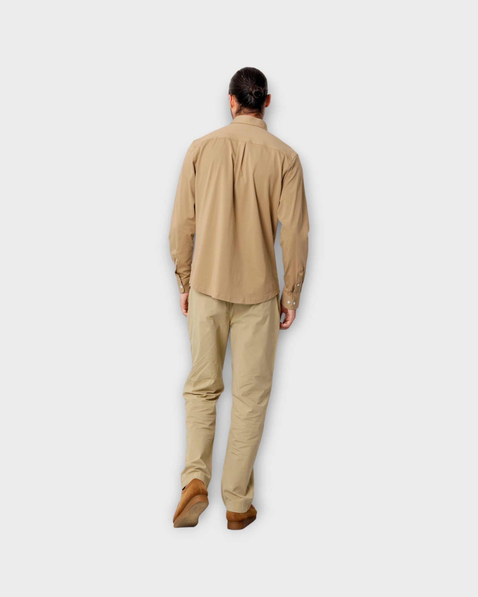 Clean Formal Stretch Shirt LS Warm Sand fra Clean Cut Copenhagen. Sandfarvet stretch skjorte til mænd. Her set på model bagfra.