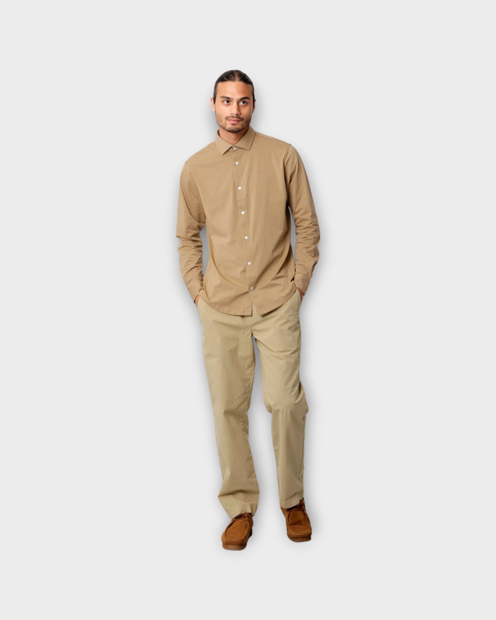 Clean Formal Stretch Shirt LS Warm Sand fra Clean Cut Copenhagen. Sandfarvet stretch skjorte til mænd. Her set på model forfra.