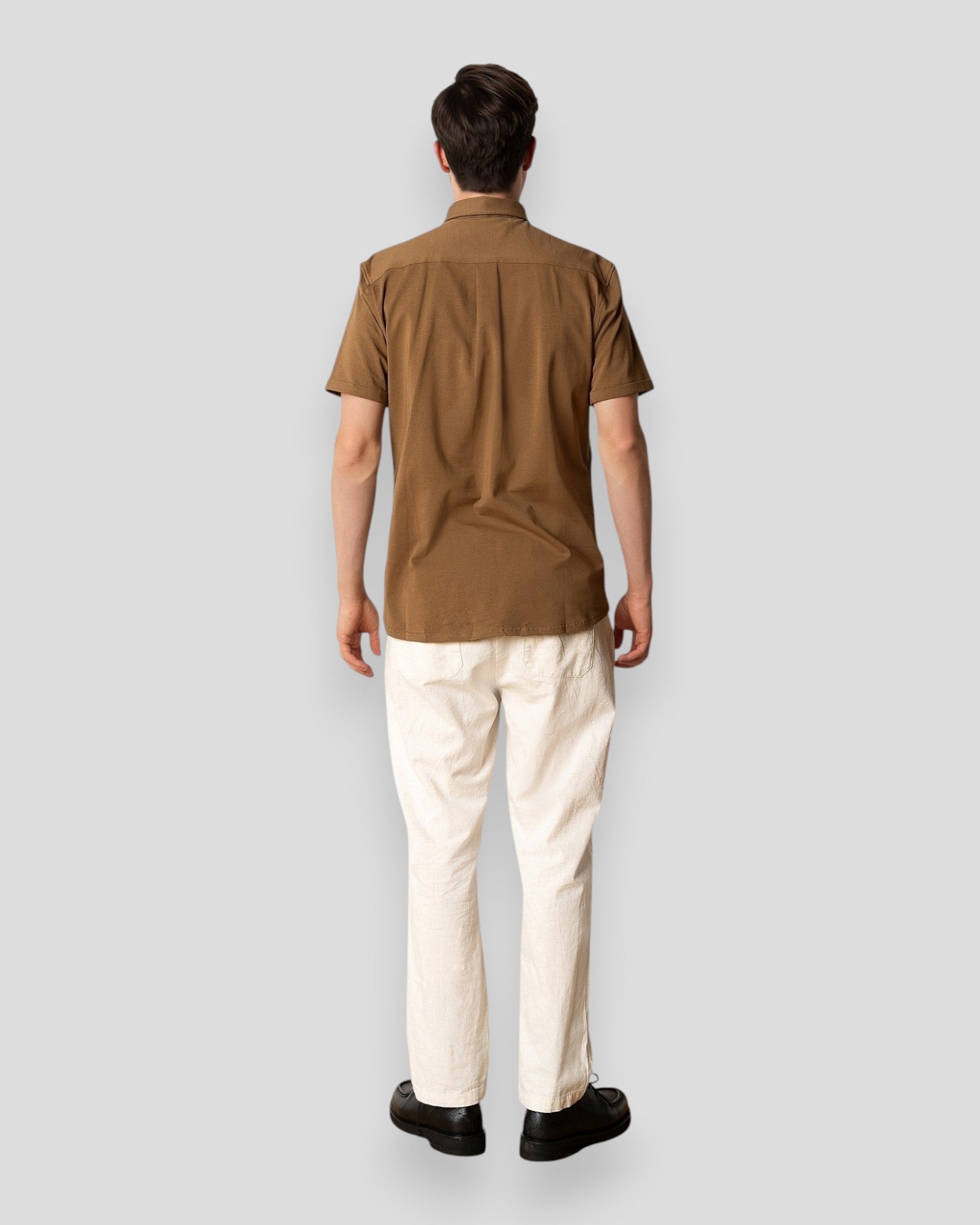Brun Clean Formal Stretch Skjorte fra Clean Cut Copenhagen vist med knapper og klassisk krave.