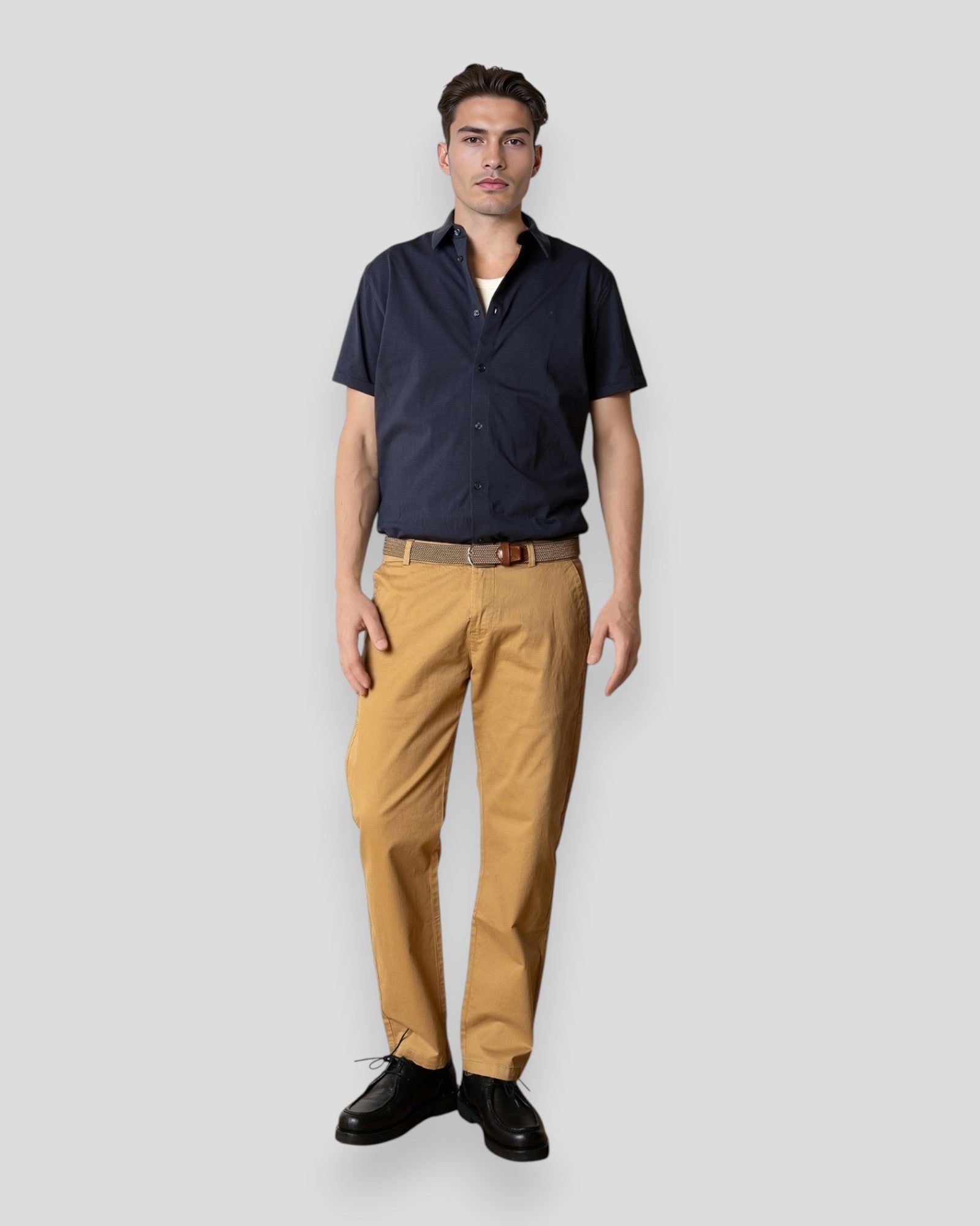 Mænds navyblå formel stretch skjorte fra Clean Cut Copenhagen med korte ærmer, elegant og komfortabel til kontoret.